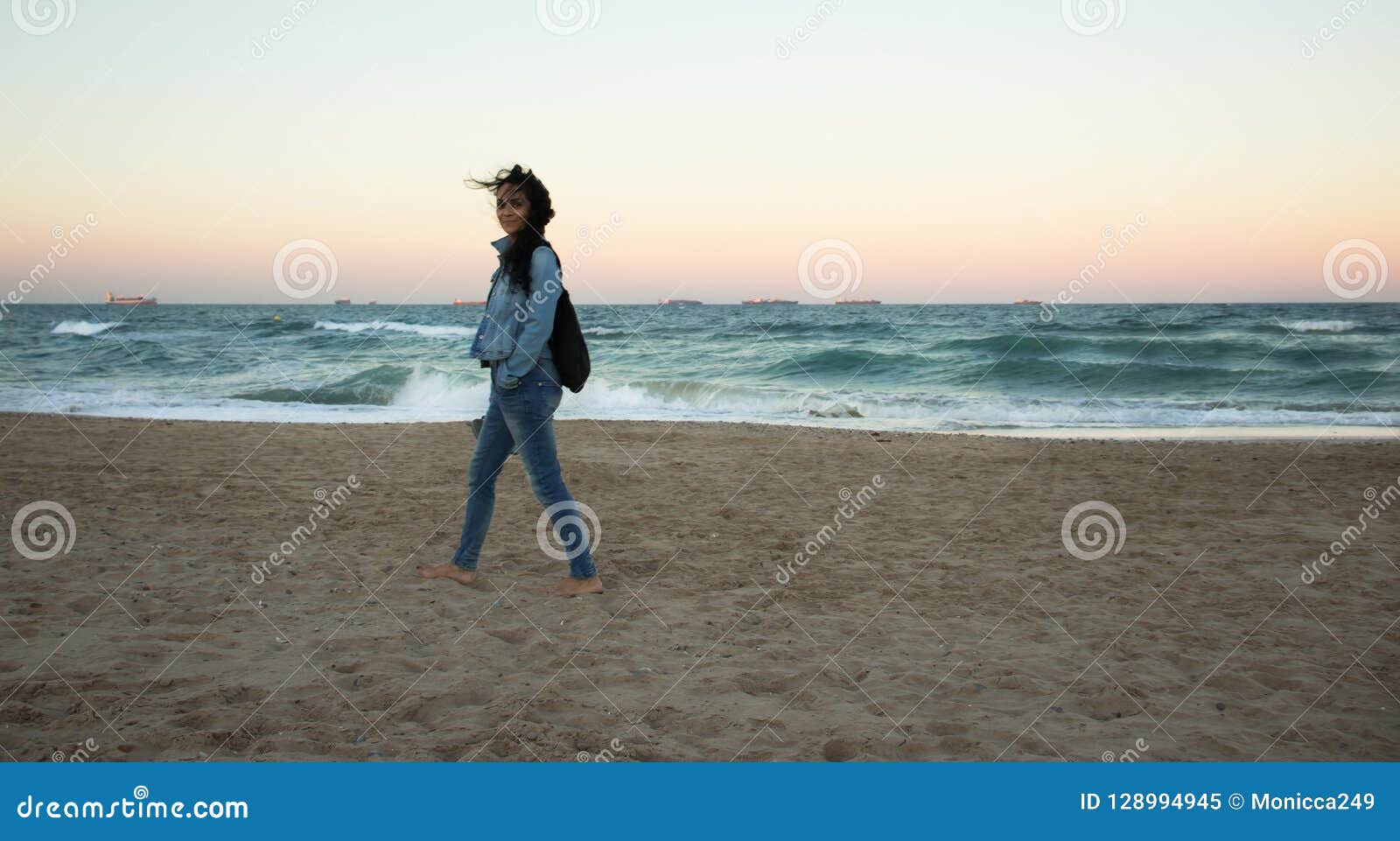 Frau Mit Jeans Und Der Denimjacke, Gehend Auf Den Strand Stockbild - Bild  von europäisch, freude: 128994945