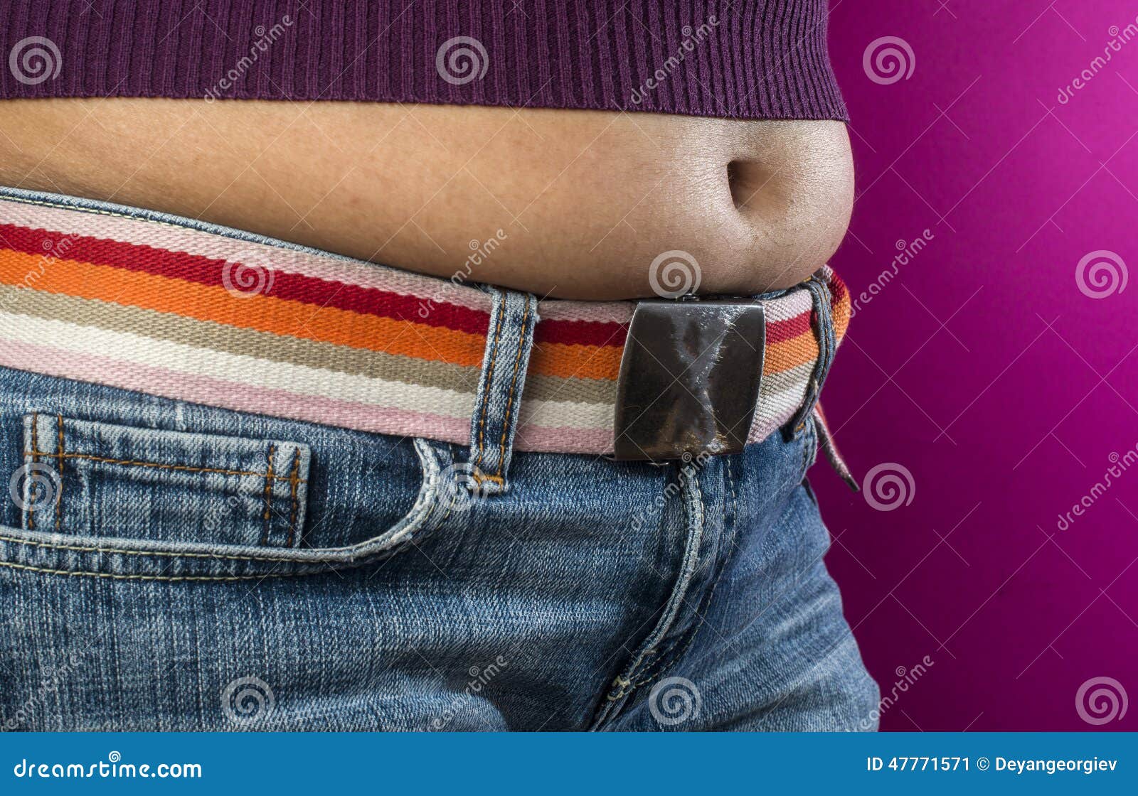 Frau Mit Jeans Zeigt Ihren Bauch Stockbild Bild von haut, getrennt