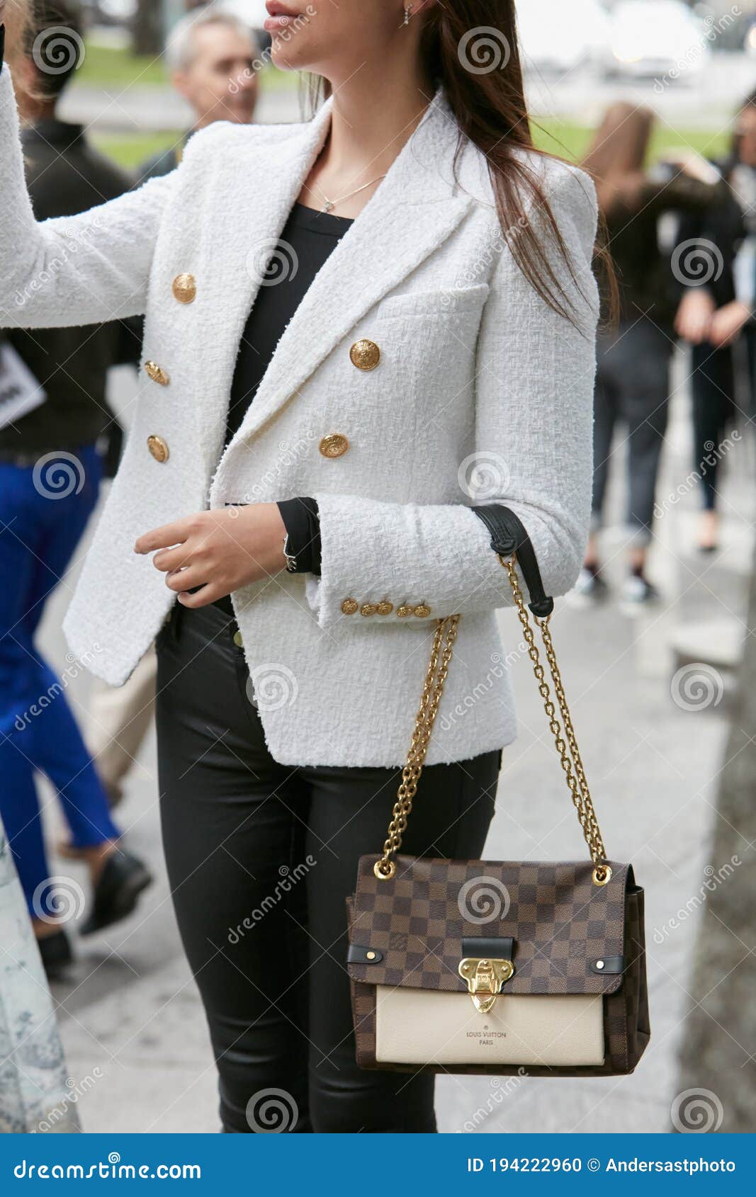 Frau Mit Louis Vuitton Tasche Mit Goldener Kette Und Weißen Jacke Vor  Emporio Armani Mode Redaktionelles Bild - Bild von zubehör, illustrativ:  194222960