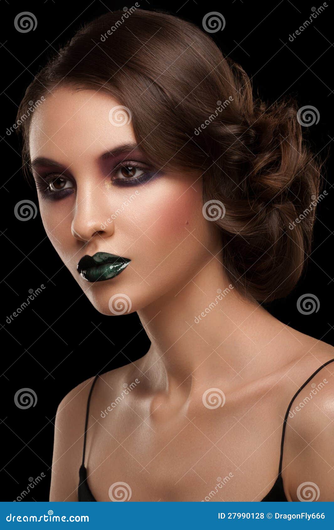 Frau mit Make-up und Frisur. Porträt der attraktiven jungen Frau mit hellem kreativem Make-up und schöner Frisur