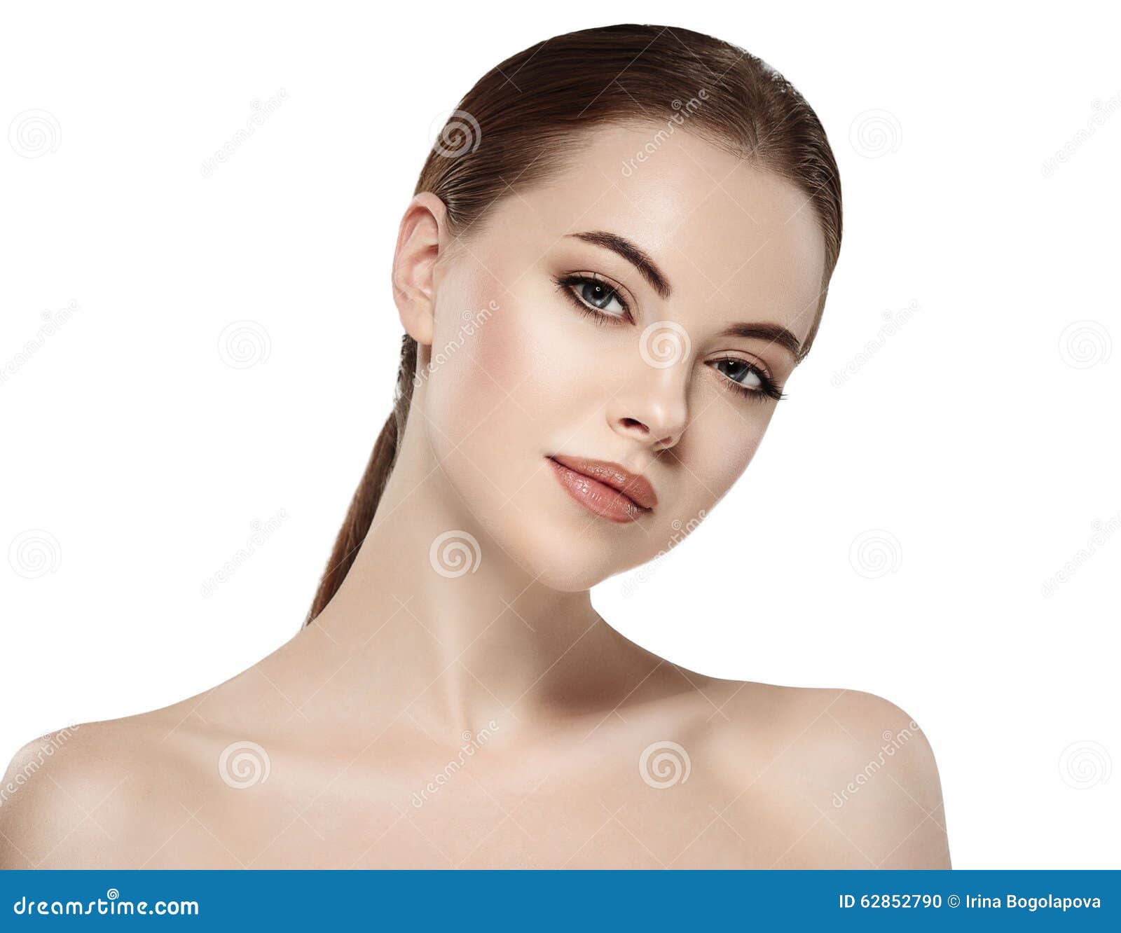 Frau Mit Schönem Gesicht Gesunder Haut Und Ihrem Haar Auf Einem Hinteren Abschluss Herauf 