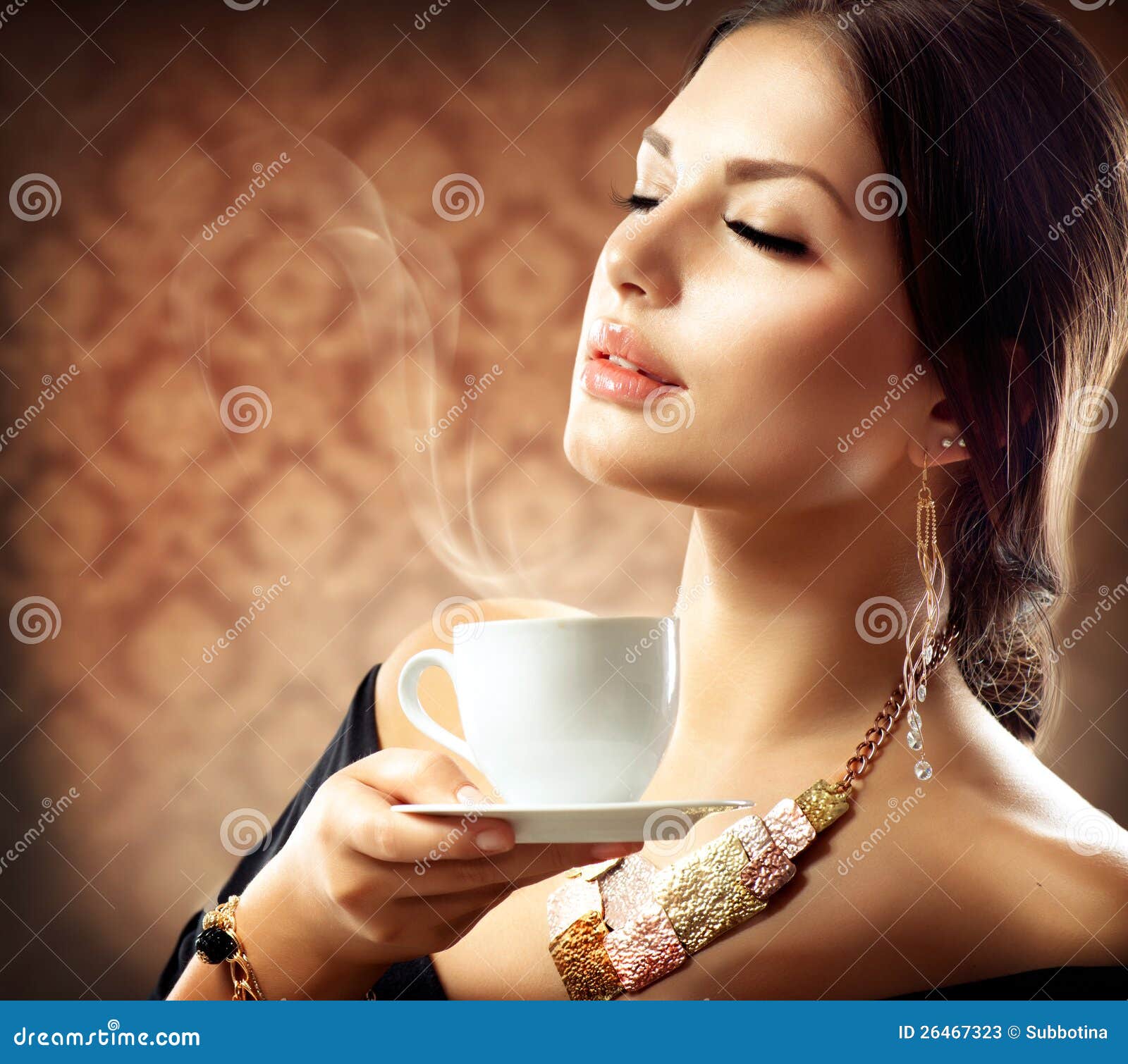 Frau Mit Tasse Kaffee Stockbild Bild Von Tasse Kaffee