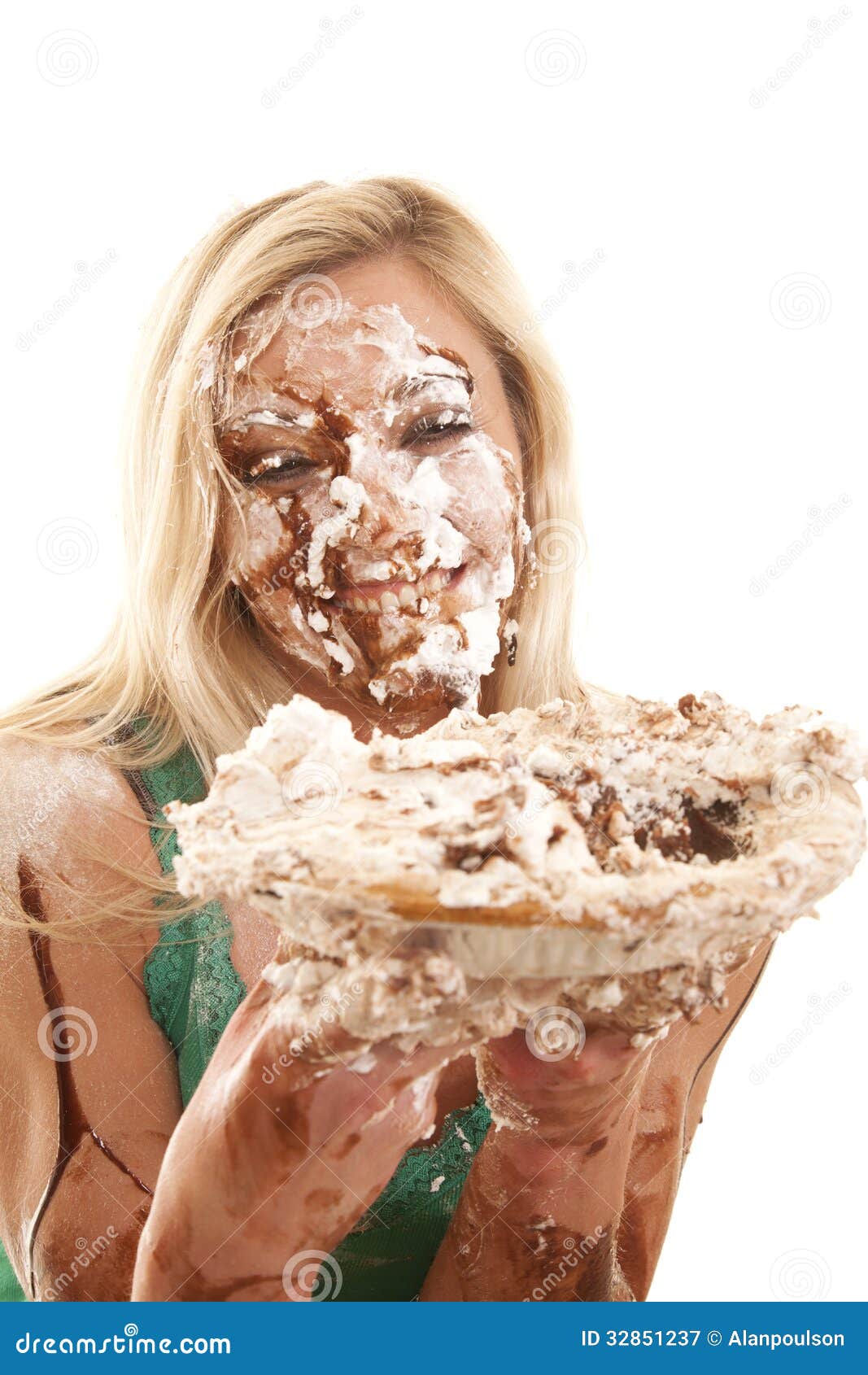 Frau Mit Torte Und Unordentlichem Gesicht Stockbild Bild von
