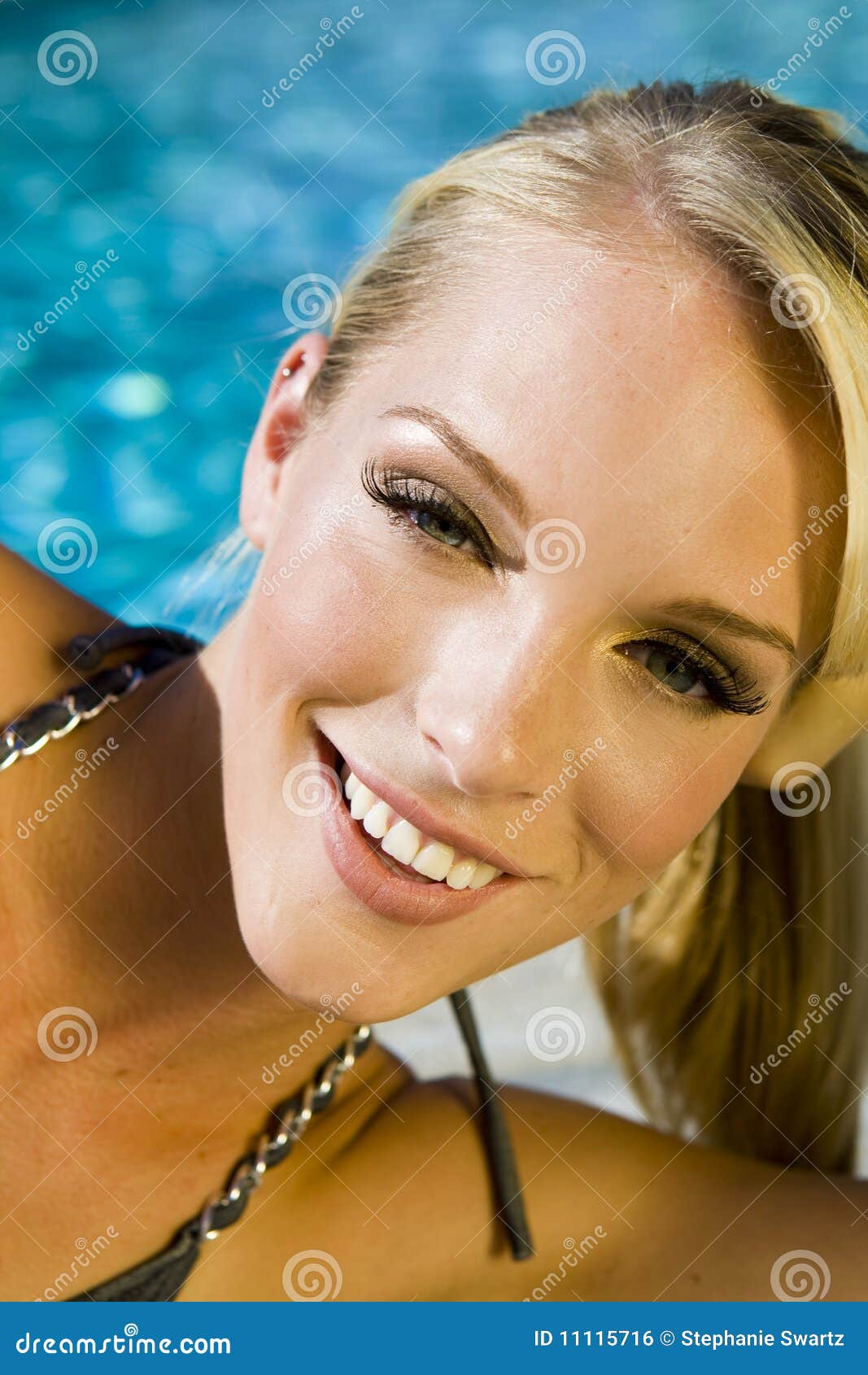 Frau am Pool