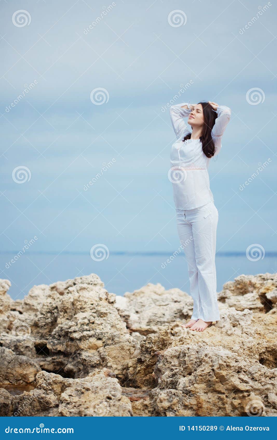 Frau am Strand. Junge Frau, die am Strand nahe dem Meer stillsteht