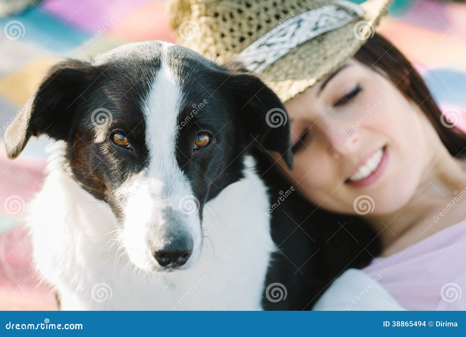 Frau Und Hund Entspannen Sich Und Freizeit Stockfoto Bild von