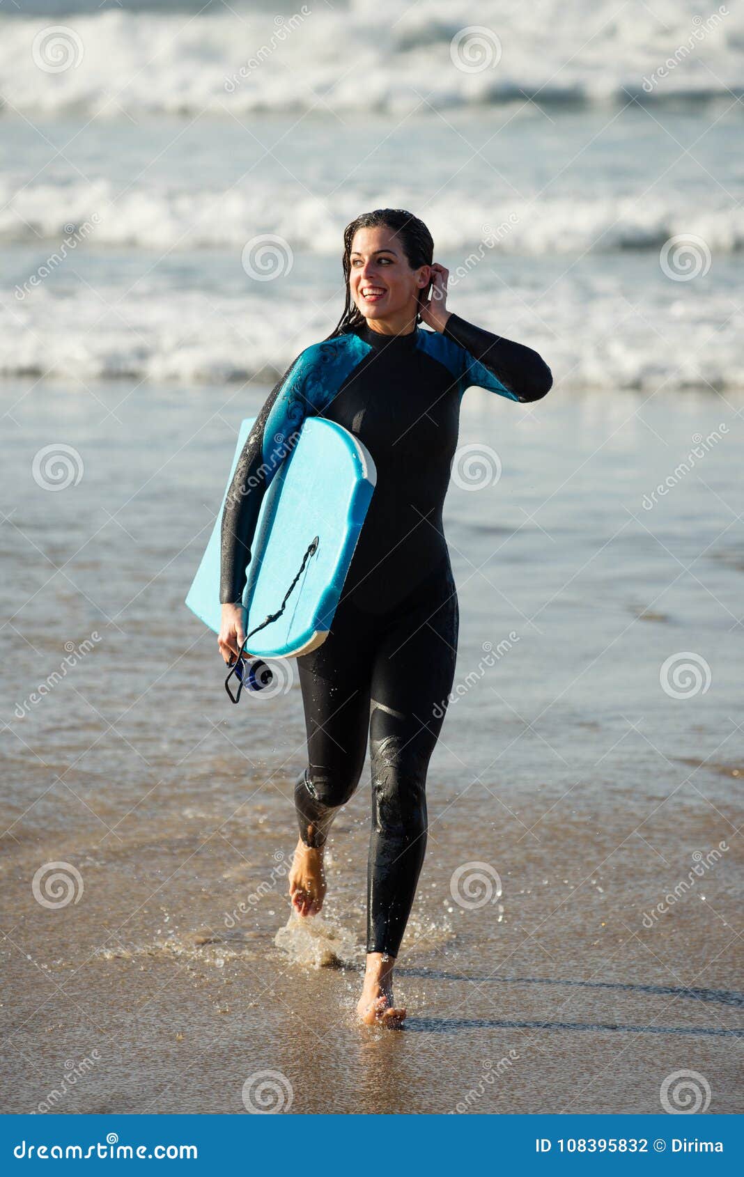 Frau Verlassend Mit Bodyboard Nachdem Dem Surfen Stockfoto Bild
