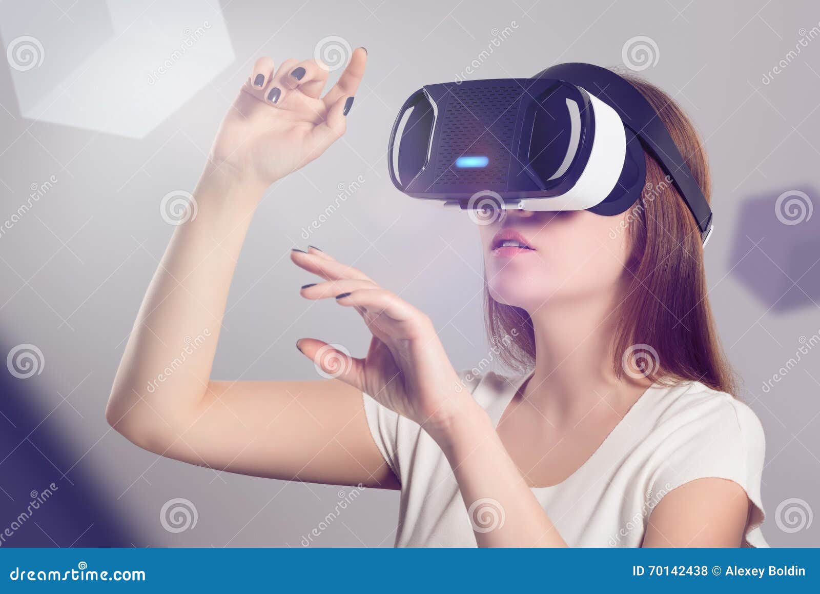 Frau in VR-Kopfhörer, der oben schaut und versucht, Gegenstände zu berühren