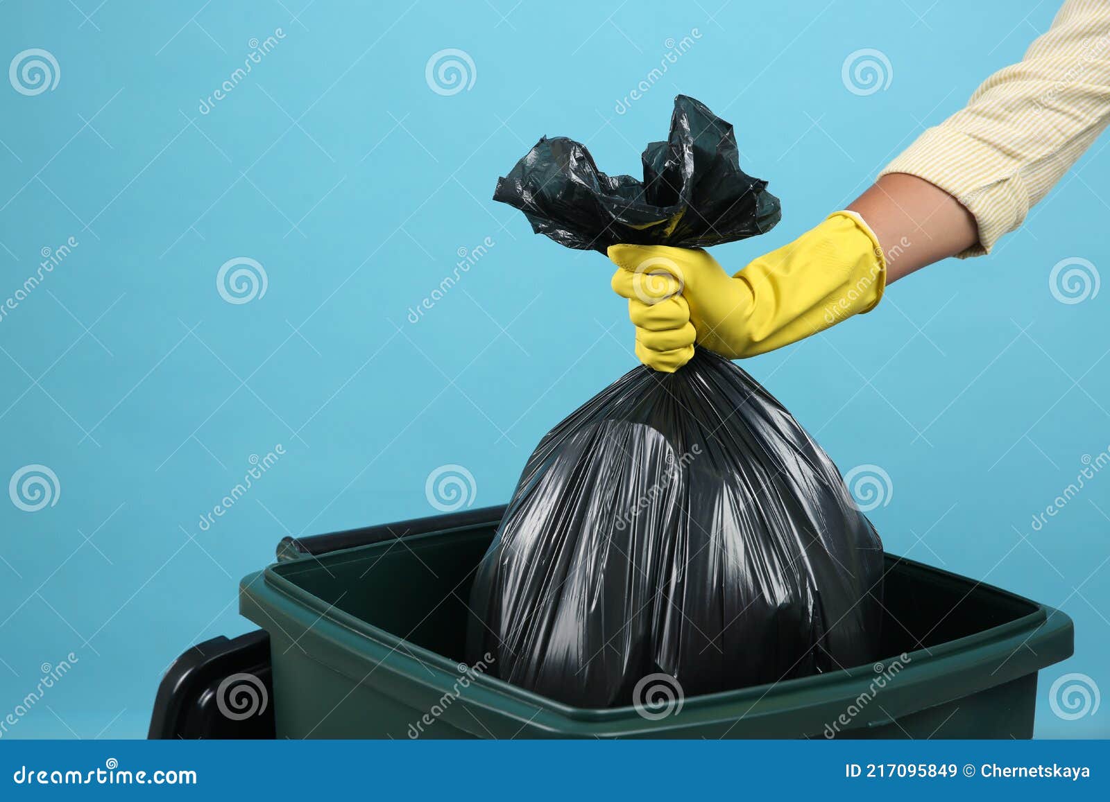 Frau Wirft Müllsack in Behälter Auf Hellblauem Hintergrund
