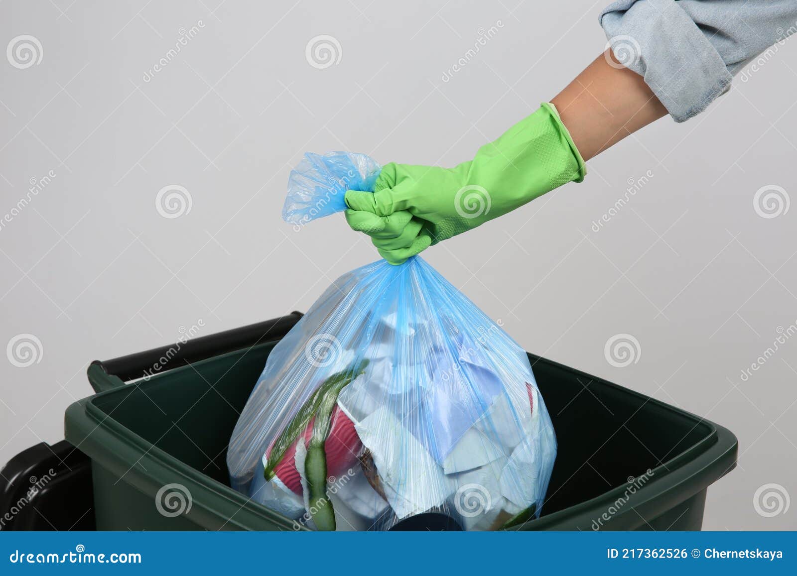 Frau Wirft Müllsack in Behälter Auf Hellen Hintergrund Schließen