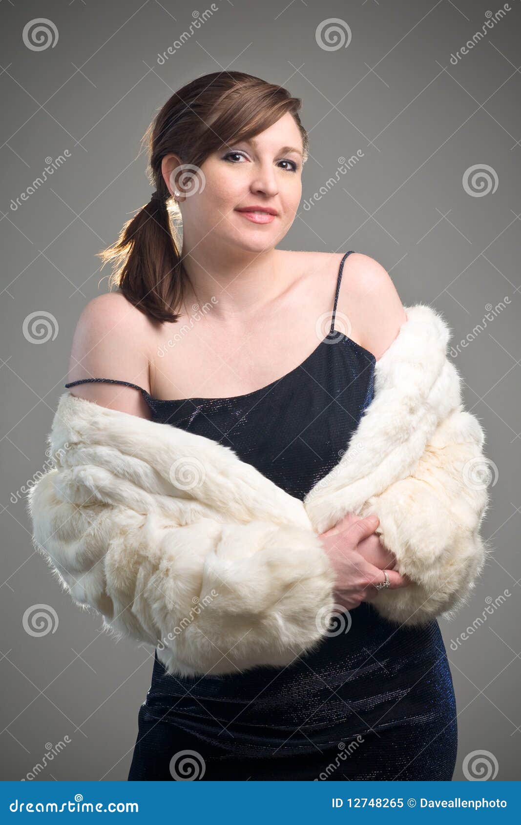 Sexy Schöne Frau Mit Dunklem Haar In Luxuriösen Pelz 