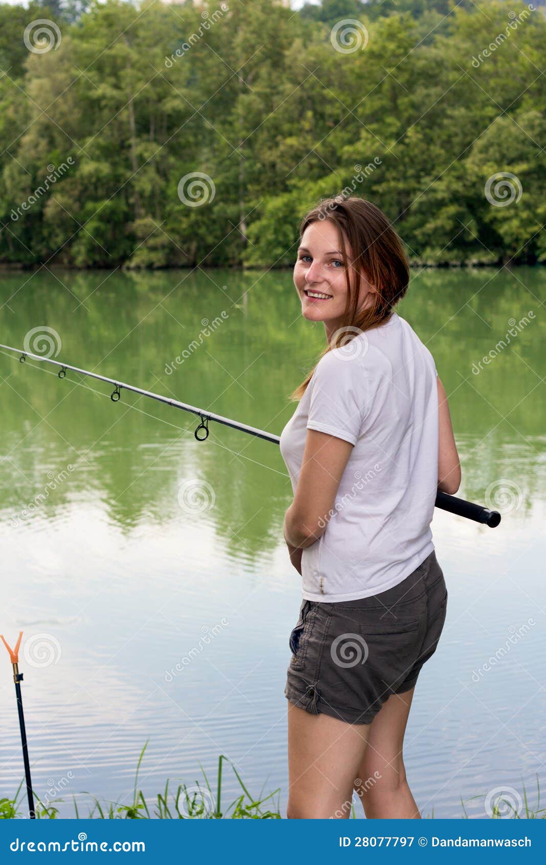 FrauenFischen in Einem See Stockbild Bild von glücklich, teich 28077797