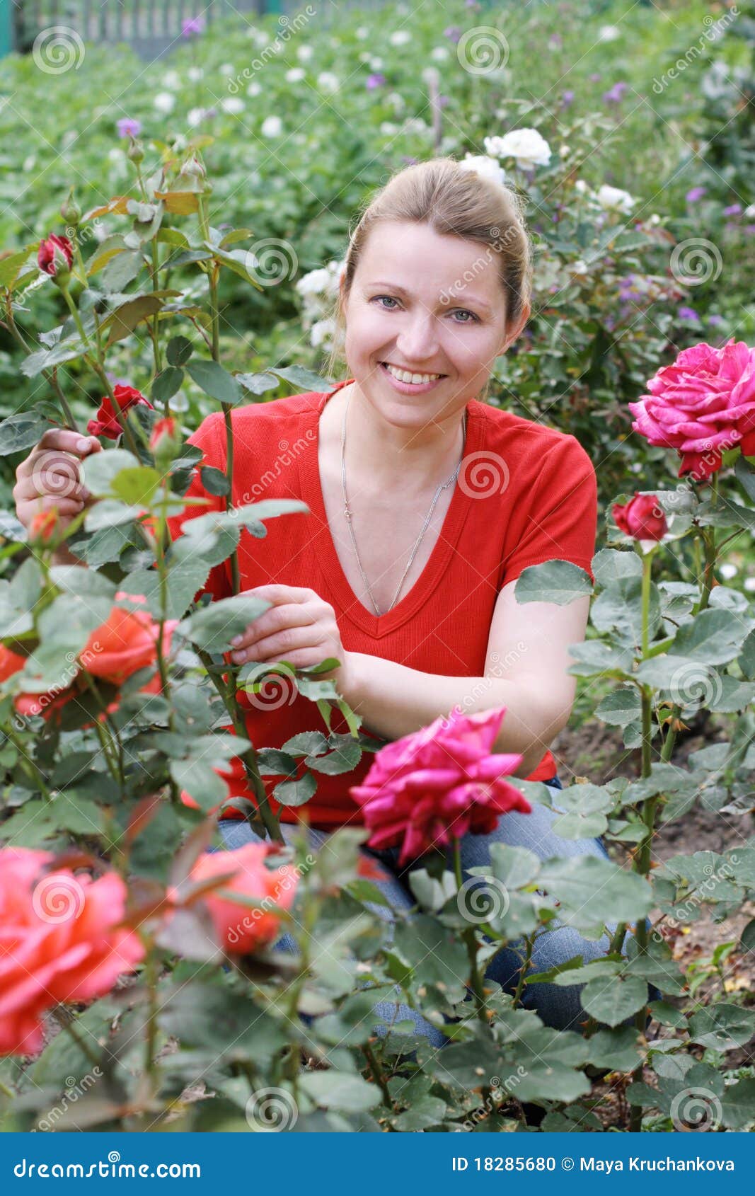 Frauen im Garten stockfoto. Bild von garten, frauen 18285680