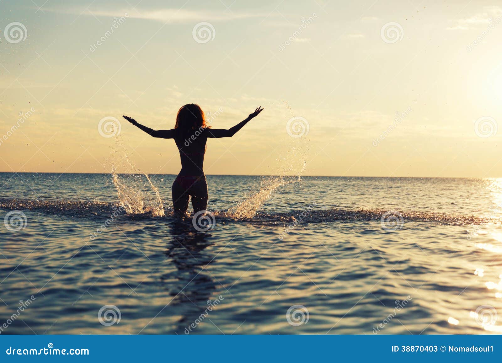 Frauen Im Wasser Bei Sonnenuntergang Stockbild Bild Von Schön Frau 38870403