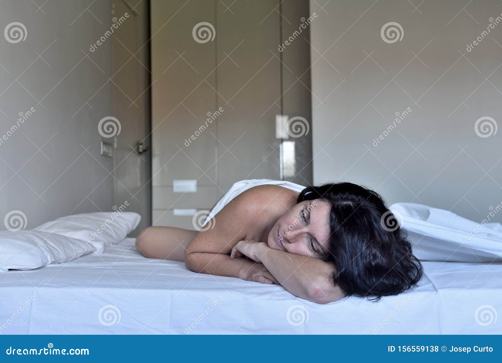 Frauen Liegen Und Entspannt Nackt Im Bett Stockfoto - Bild von recht,  tageslicht: 156559138