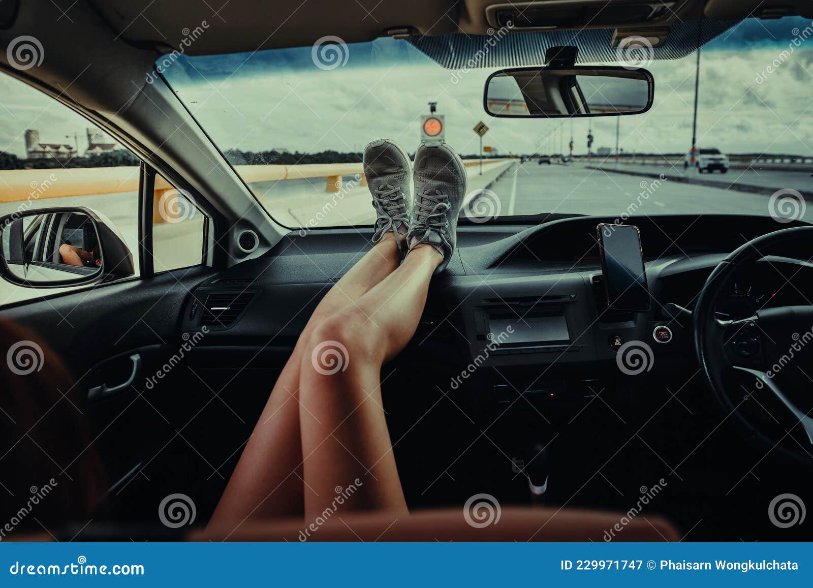 Frauen Sitzen Im Auto Mit Füßen Auf Dem Armaturenbrett Stockbild - Bild von  entspannen, relax: 229971747