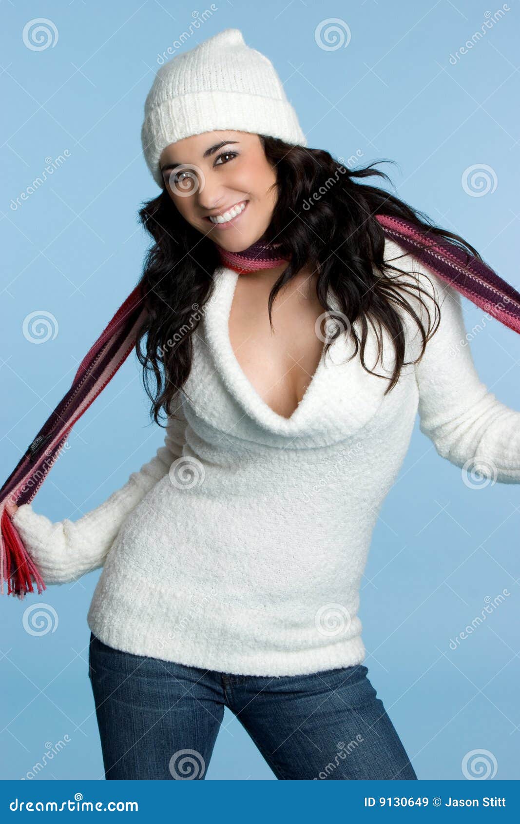 Frauen-tragender Schal. Tragender Schal der schönen Winterfrau