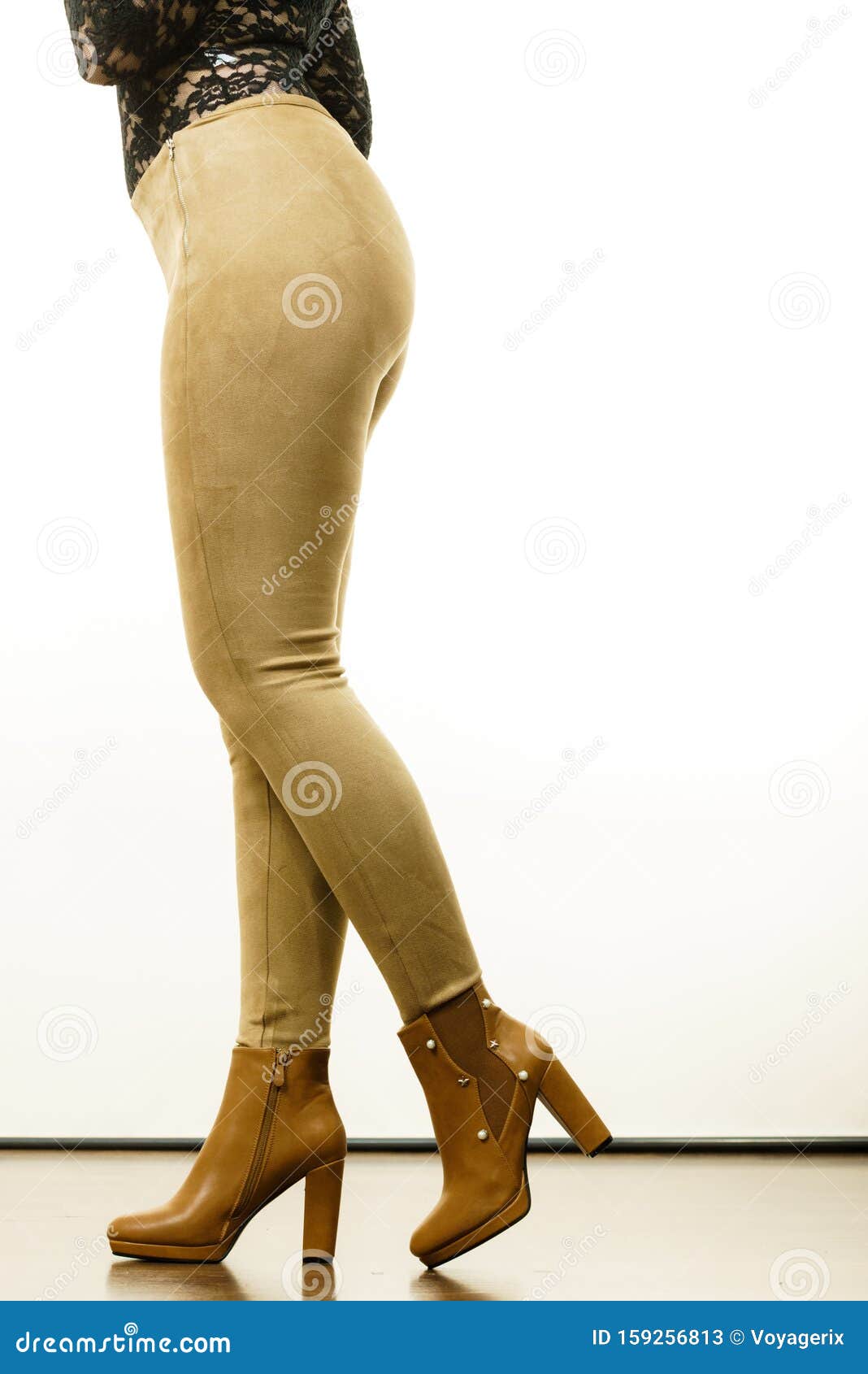 Frauen In Wildlederleggings Und High Heels Stockbild Bild Von Frauen High