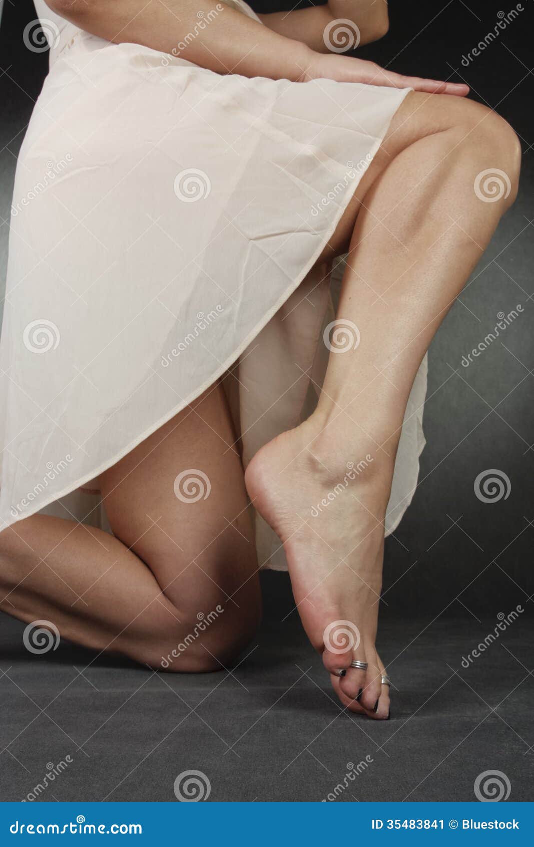 Жена с чувственными ногами. Бледные женские ноги. Бледные женские ступни. Женские ножки поклонение. Идеал женских ног.