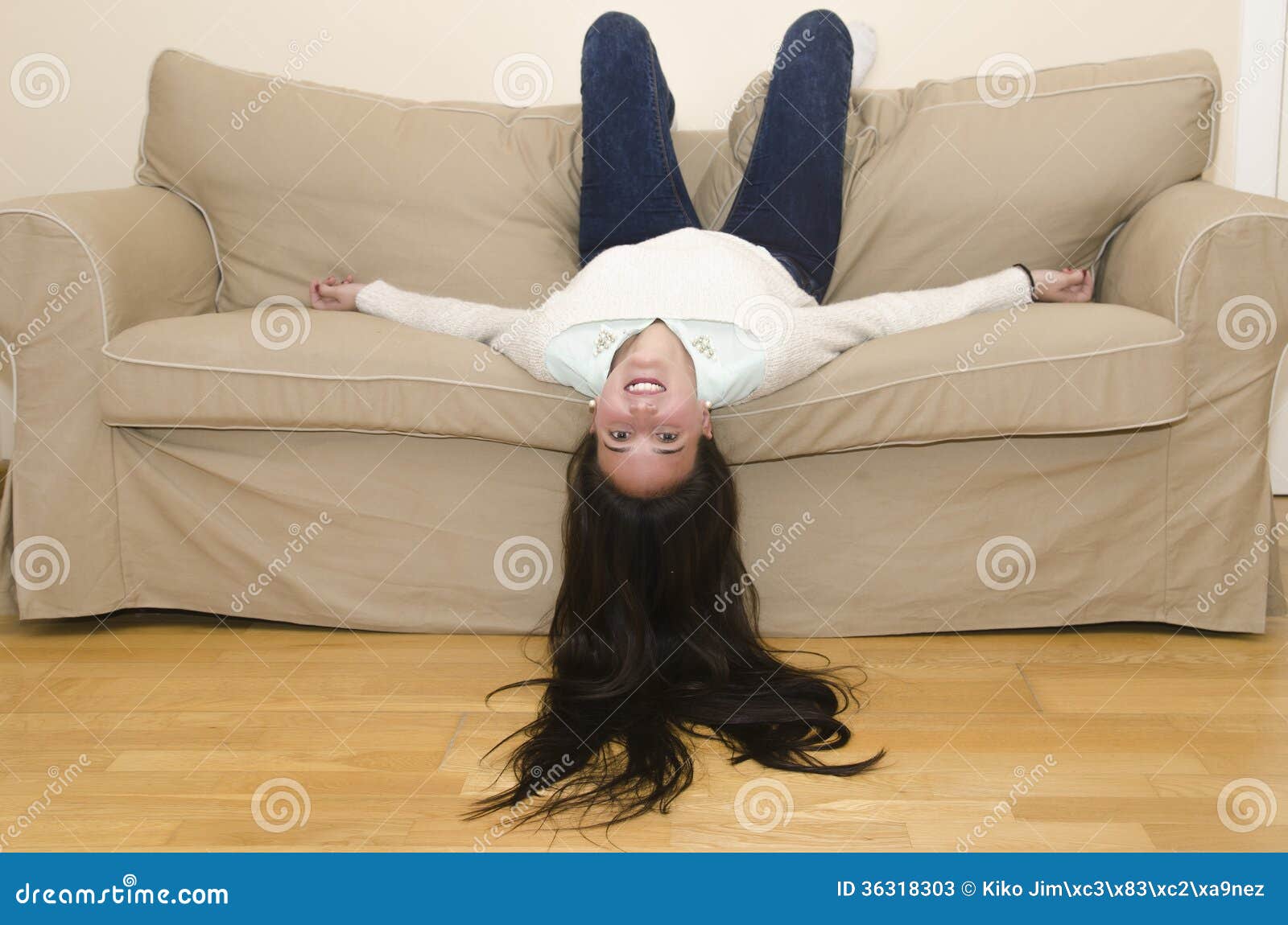 Лежать на затылке. На диване вниз головой. Человек вниз головой на диване. Девушка вниз головой. Человек лежит на диване вверх ногами.