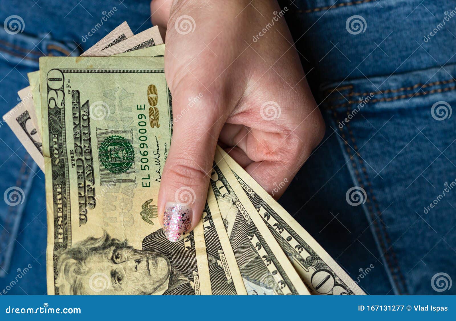 Frauenhand Nimmt Geld Aus Jeans Hosentasche Frauen Verstecken Geld Hinter  Ihrem Rücken Dollarbanknoten Schließen Stockbild - Bild von finanziell,  konzept: 167131277