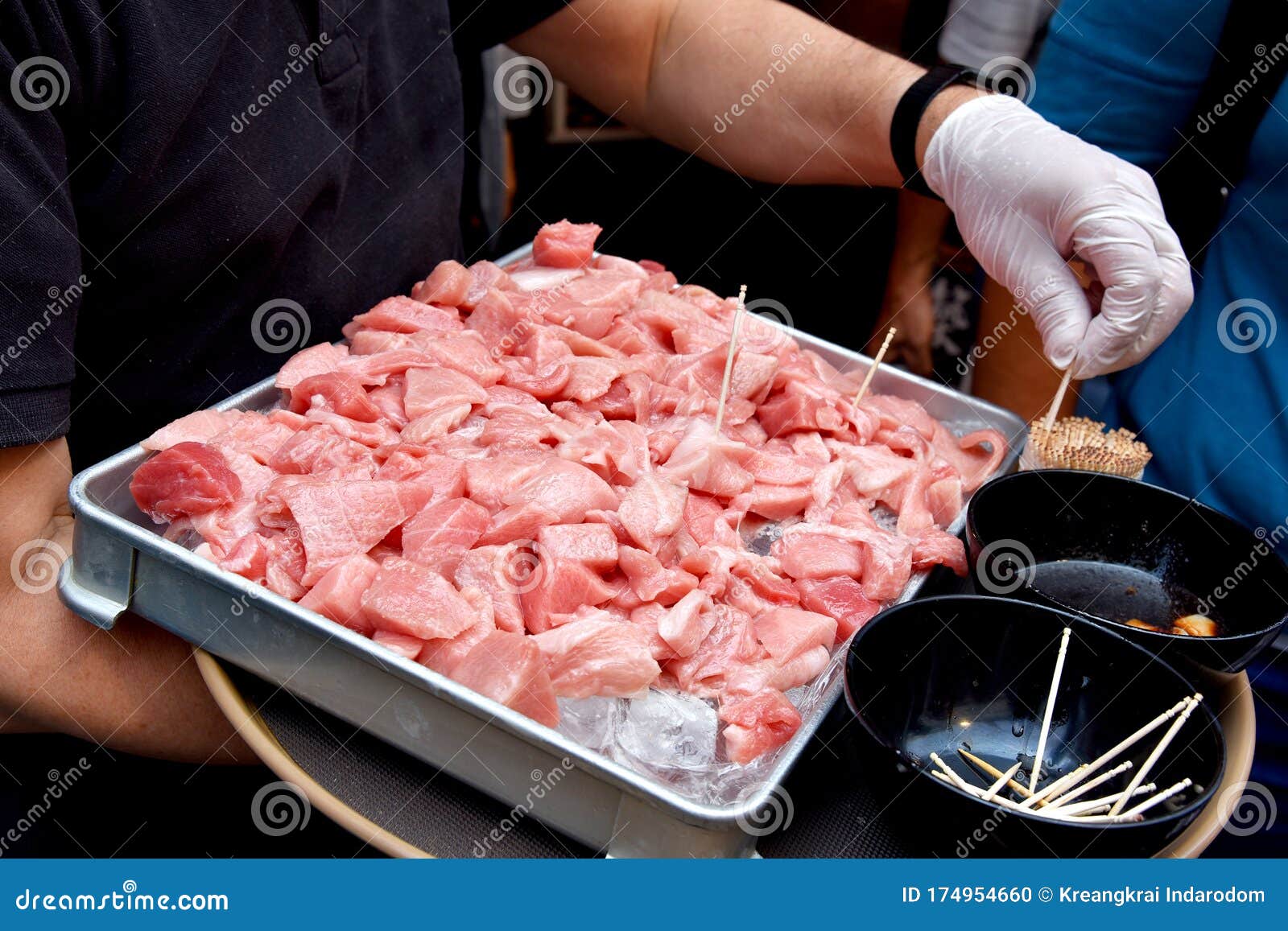 https://thumbs.dreamstime.com/z/free-food-sample-tasting-salesman-serving-fresh-otoro-tuna-fish-sampling-to-customer-market-offering-product-increasing-sales-174954660.jpg