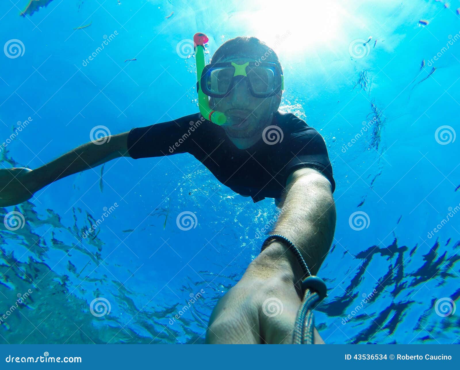 Freediver: selfie subacuático. Freediving: autorretrato de un freediver masculino mientras que desciende debajo del mar