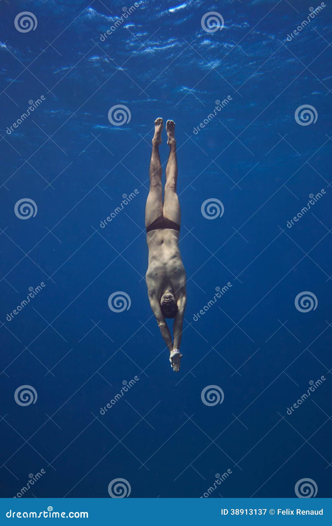 freediver underwater in san andres, colombia