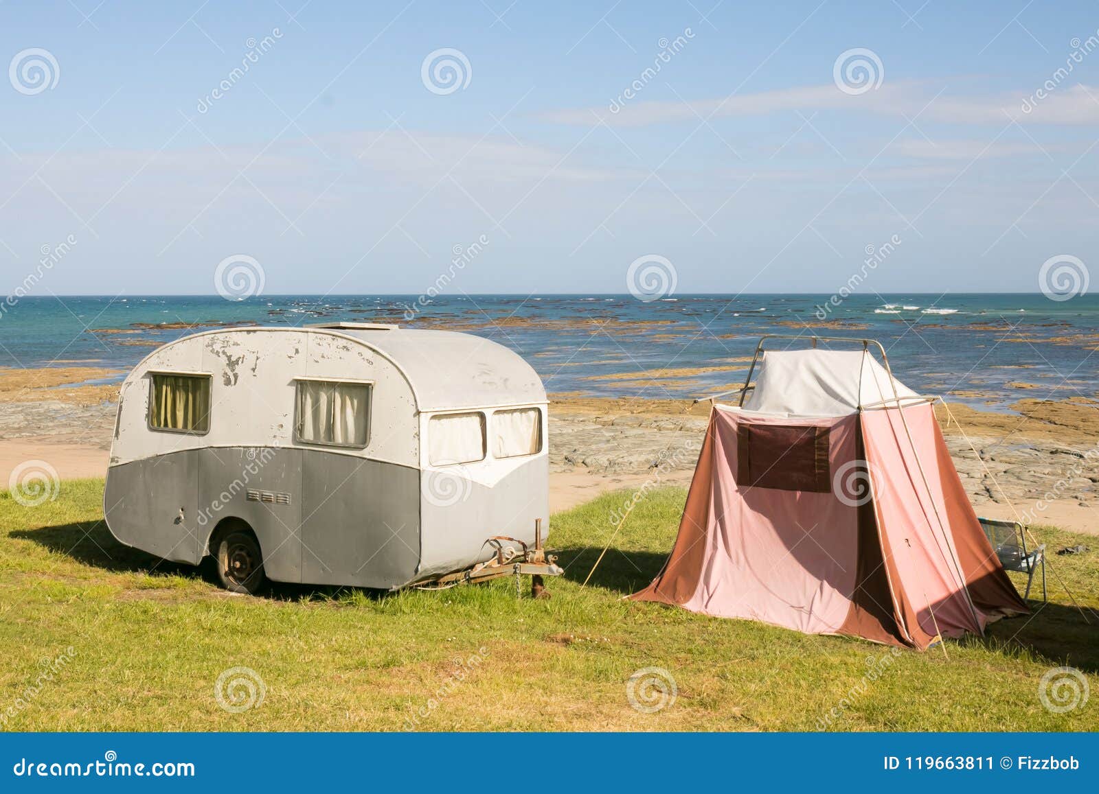 Pickering storting Perforeren Freedom Camping in Vintage Caravan and Tent at an East Coast Beach,  Gisborne, North Island, New Zealand Stock Image - Image of christmas,  green: 119663811