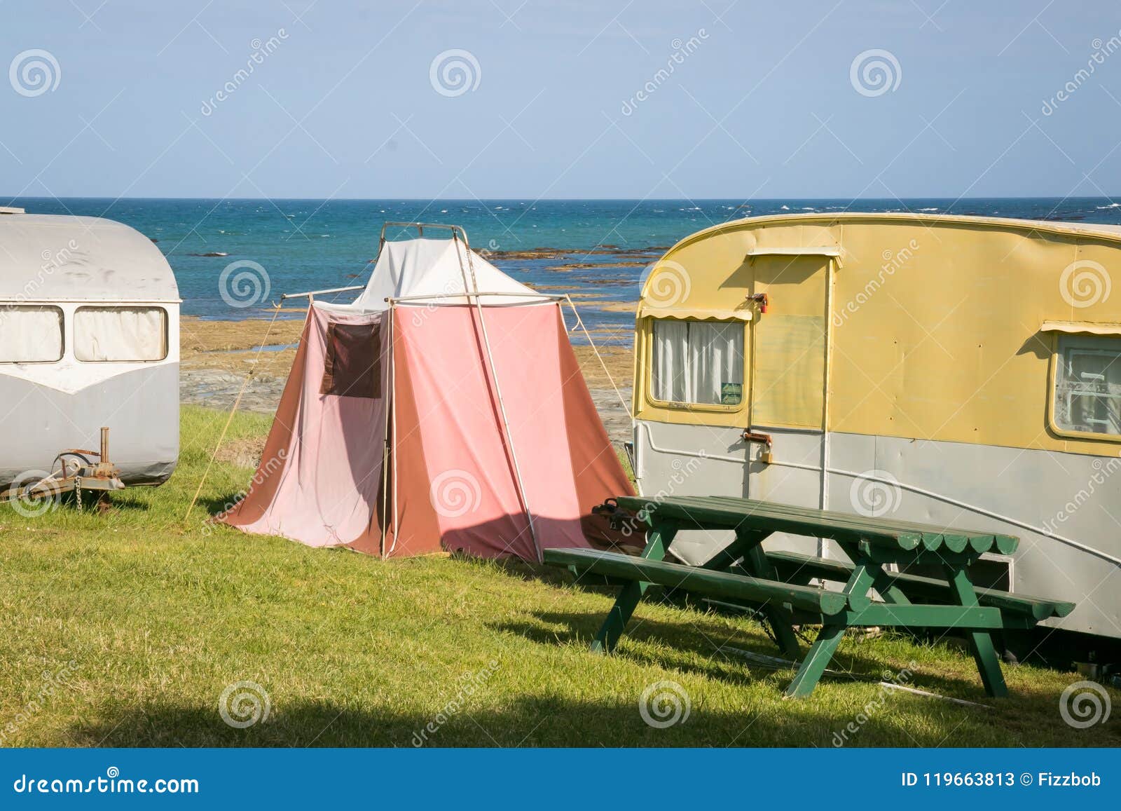 Doorzichtig houder essay Freedom Camping in Vintage Caravans and Tent at an East Coast Beach,  Gisborne, North Island, New Zealand Stock Image - Image of iconographic,  caravan: 119663813
