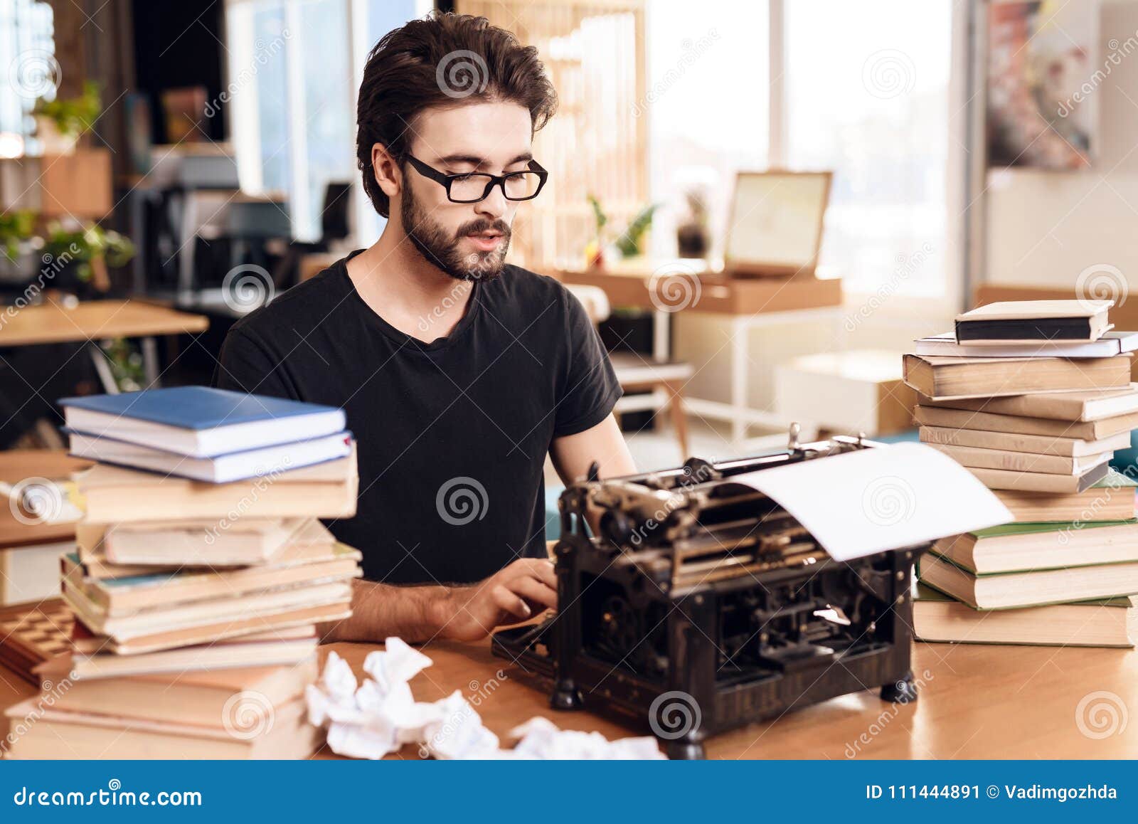 Со сценарист. Человек за печатной машинкой. Мужчина писатель. Писатель за работой. Писатель за печатной машинкой.