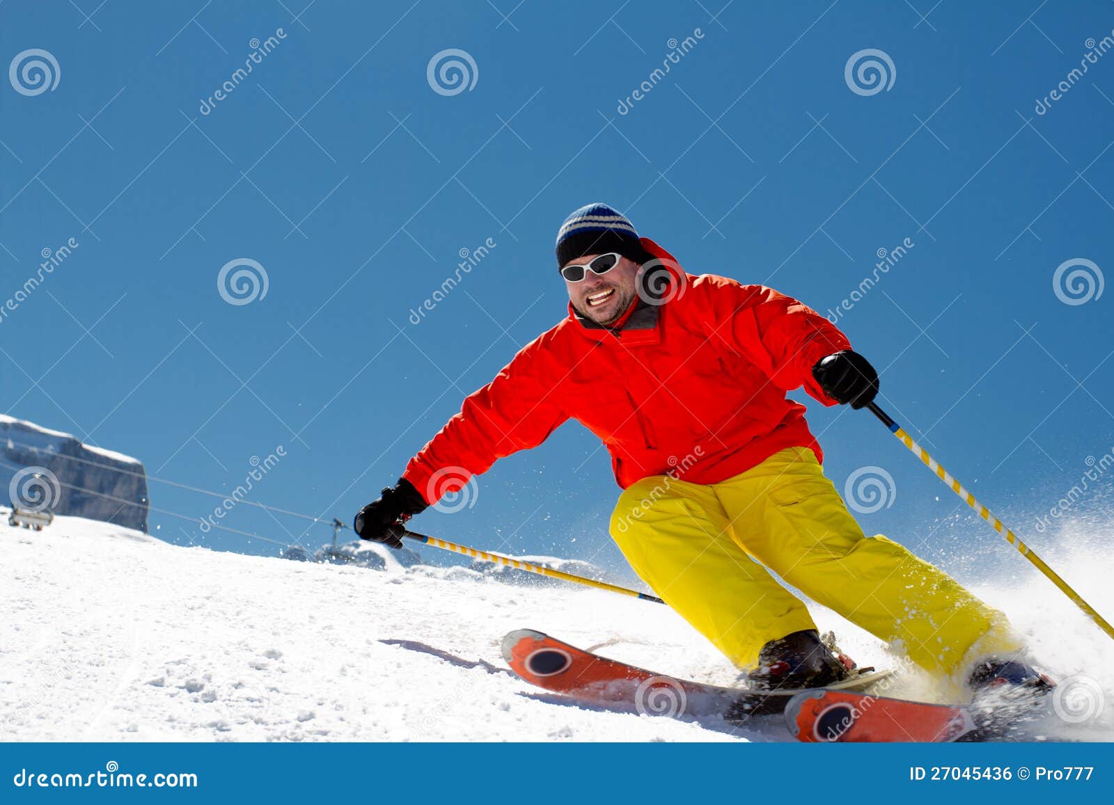 Freeride dans la neige fraîche de poudre - équipez le ski en descendant