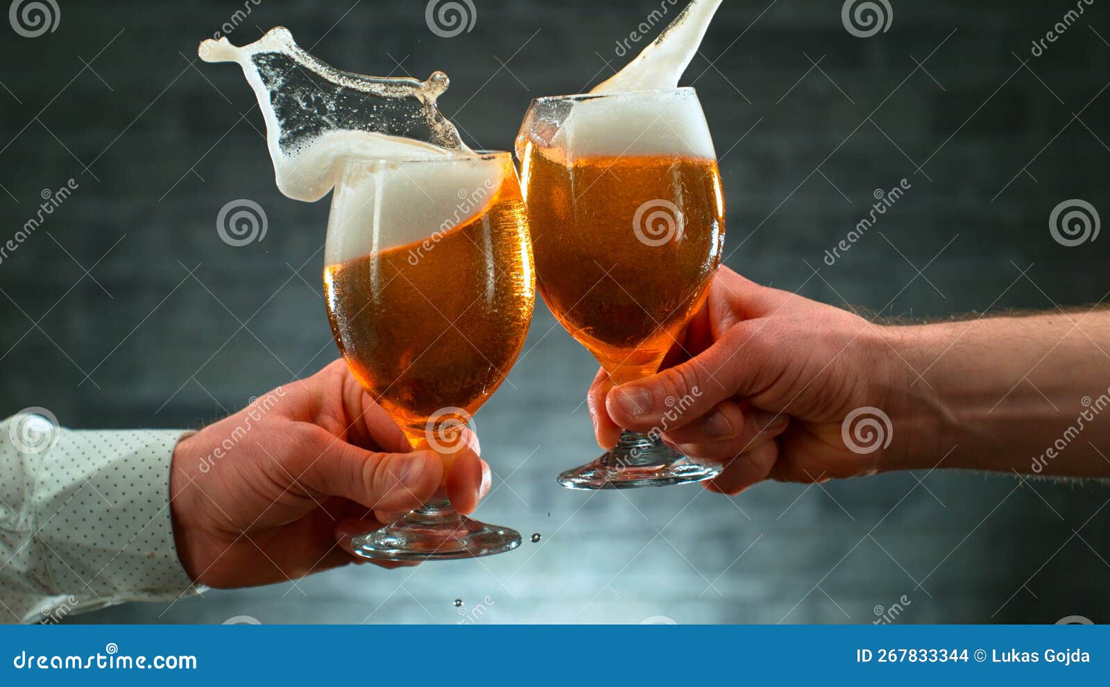 https://thumbs.dreamstime.com/z/freeze-motion-shot-clinking-two-glasses-beer-close-up-267833344.jpg
