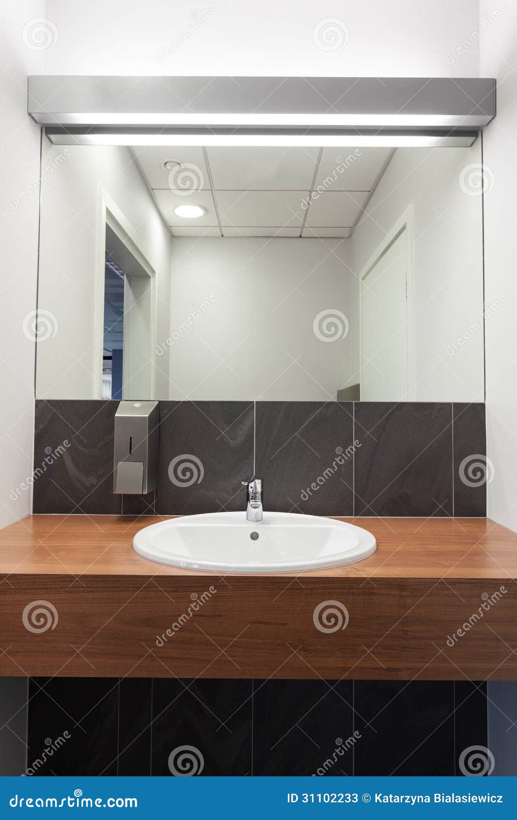 Fregadero En Cuarto De Baño Imagen de archivo - Imagen de fregadero