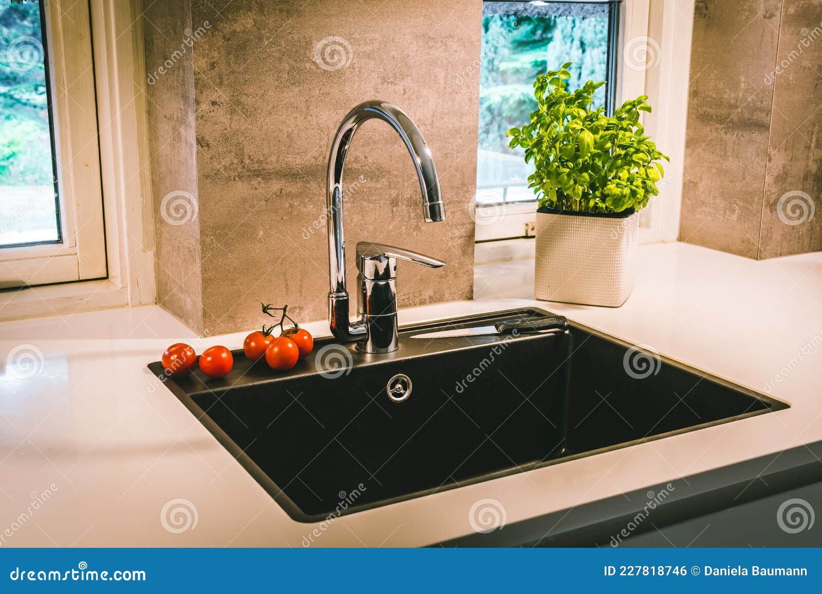 Fregadero Negro Con Accesorios Cromados En Una Encimera Blanca En Una  Cocina Moderna Foto de archivo - Imagen de nadie, contador: 227818746