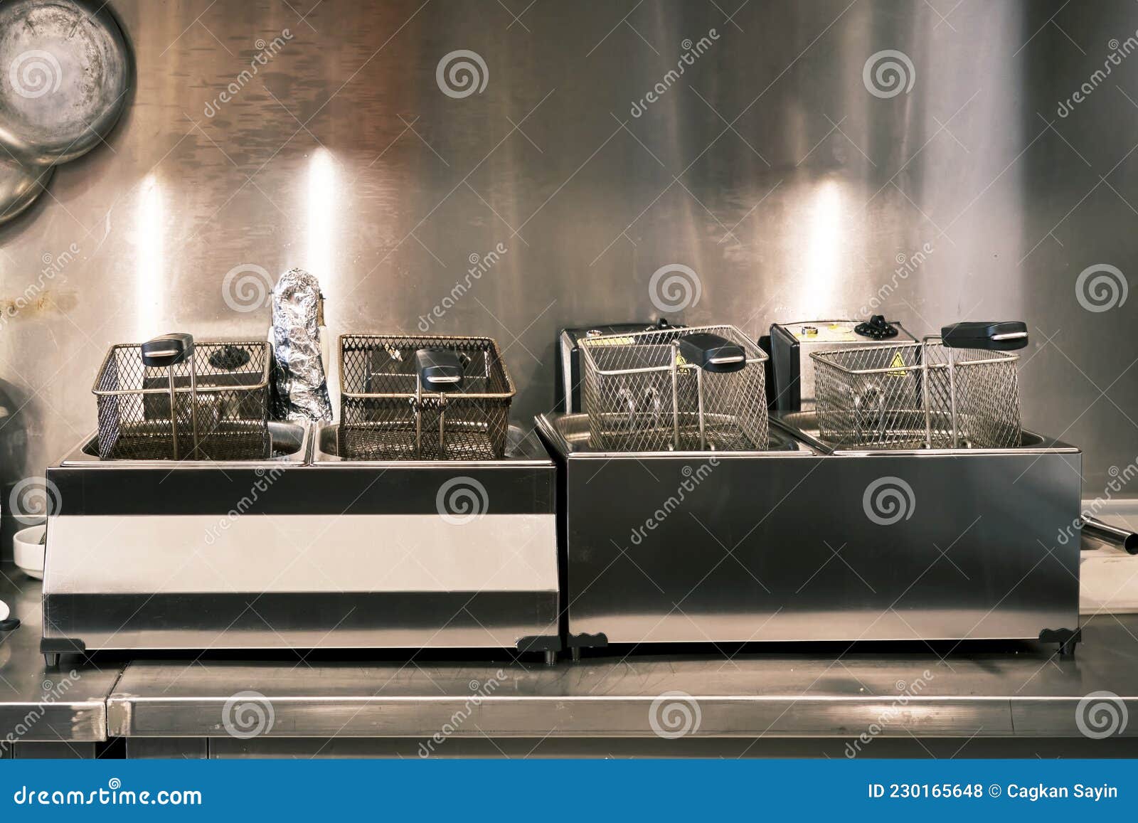 https://thumbs.dreamstime.com/z/freidoras-industriales-profundas-en-la-cocina-de-un-restaurante-230165648.jpg