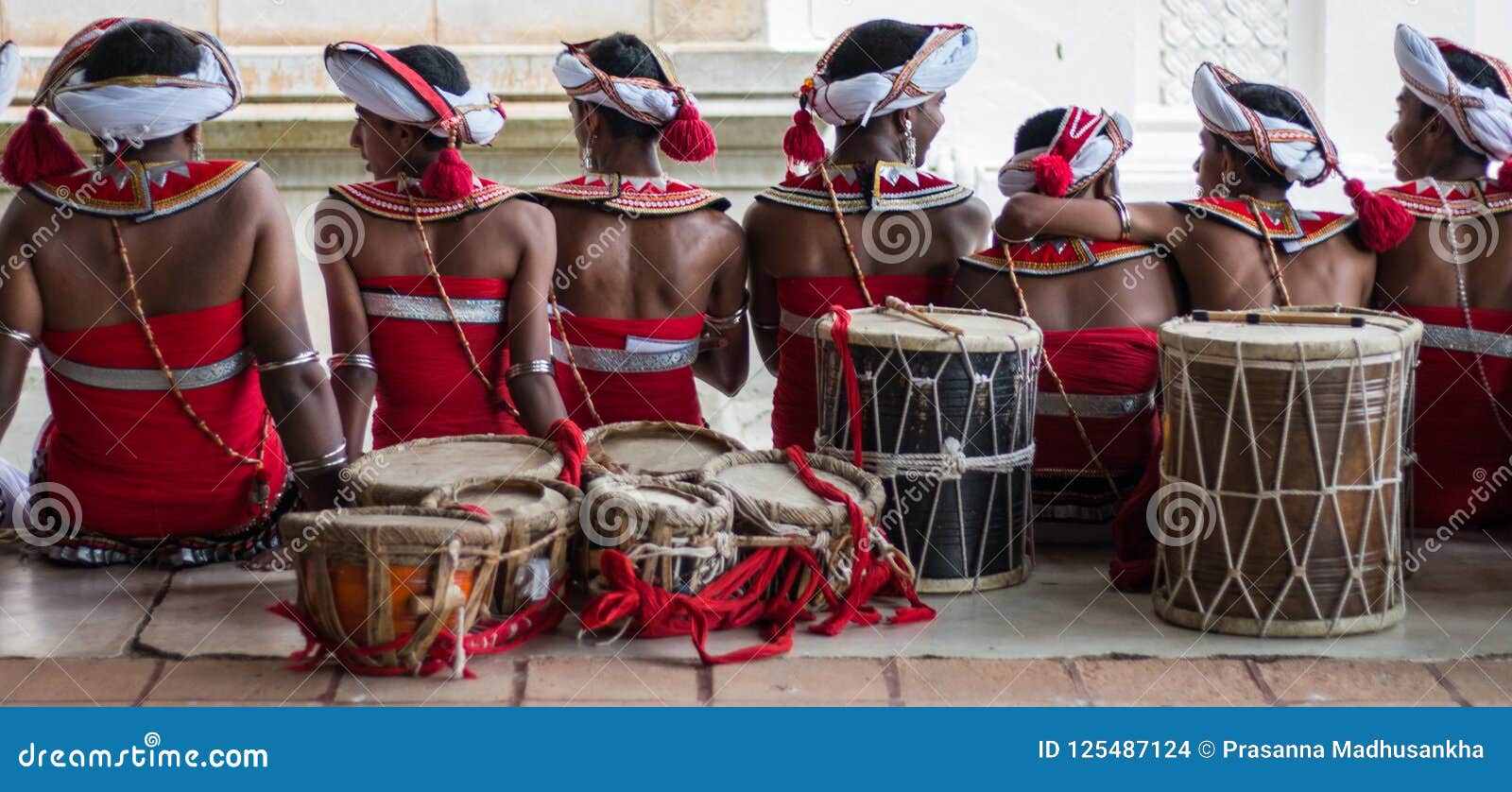 Freizeit von traditionellen Tänzern. TRADITIONELLE TÄNZER SRI LANKAN IN KANDY ASALA PERAHARA SPEZIELLE AUSDRÜCKE AN DEN TÄNZERN MIT TRADITIONELLEN BEGRÄBNISSEN