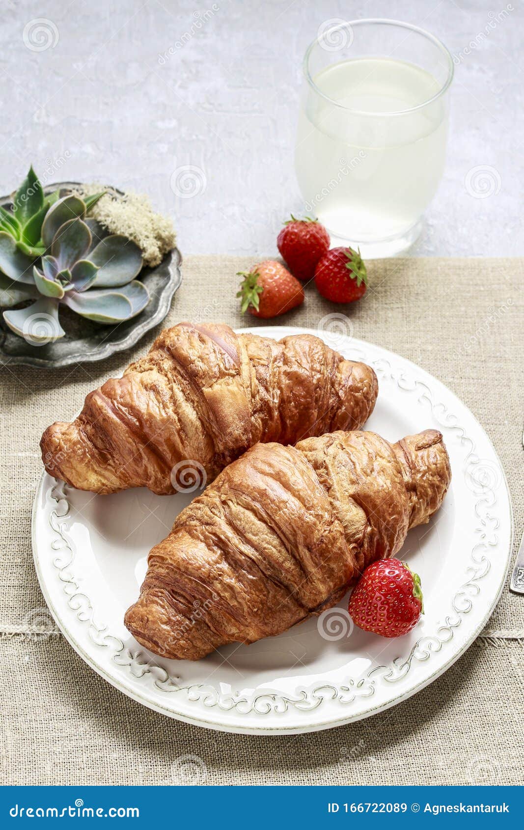 French croissants bakery 库存图片. 图片 包括有 给上釉, 菜谱, 制动手, 阿诺德 166722089