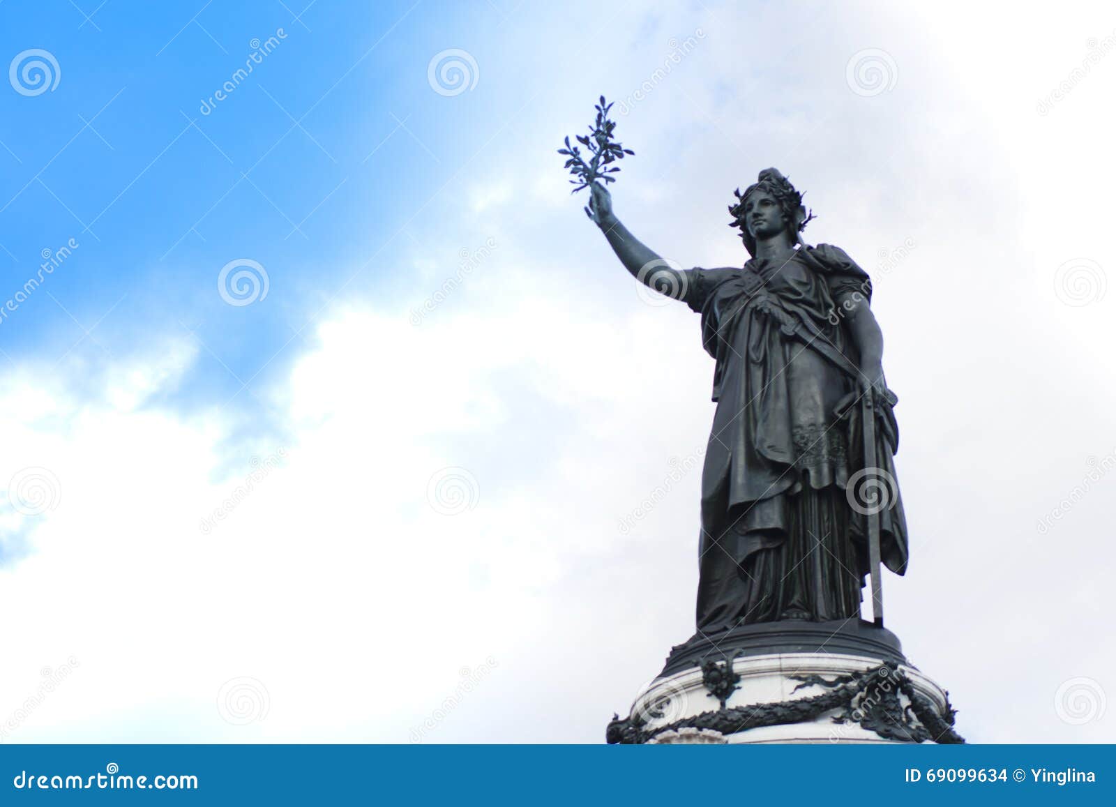 french statue of liberty in place de la republique