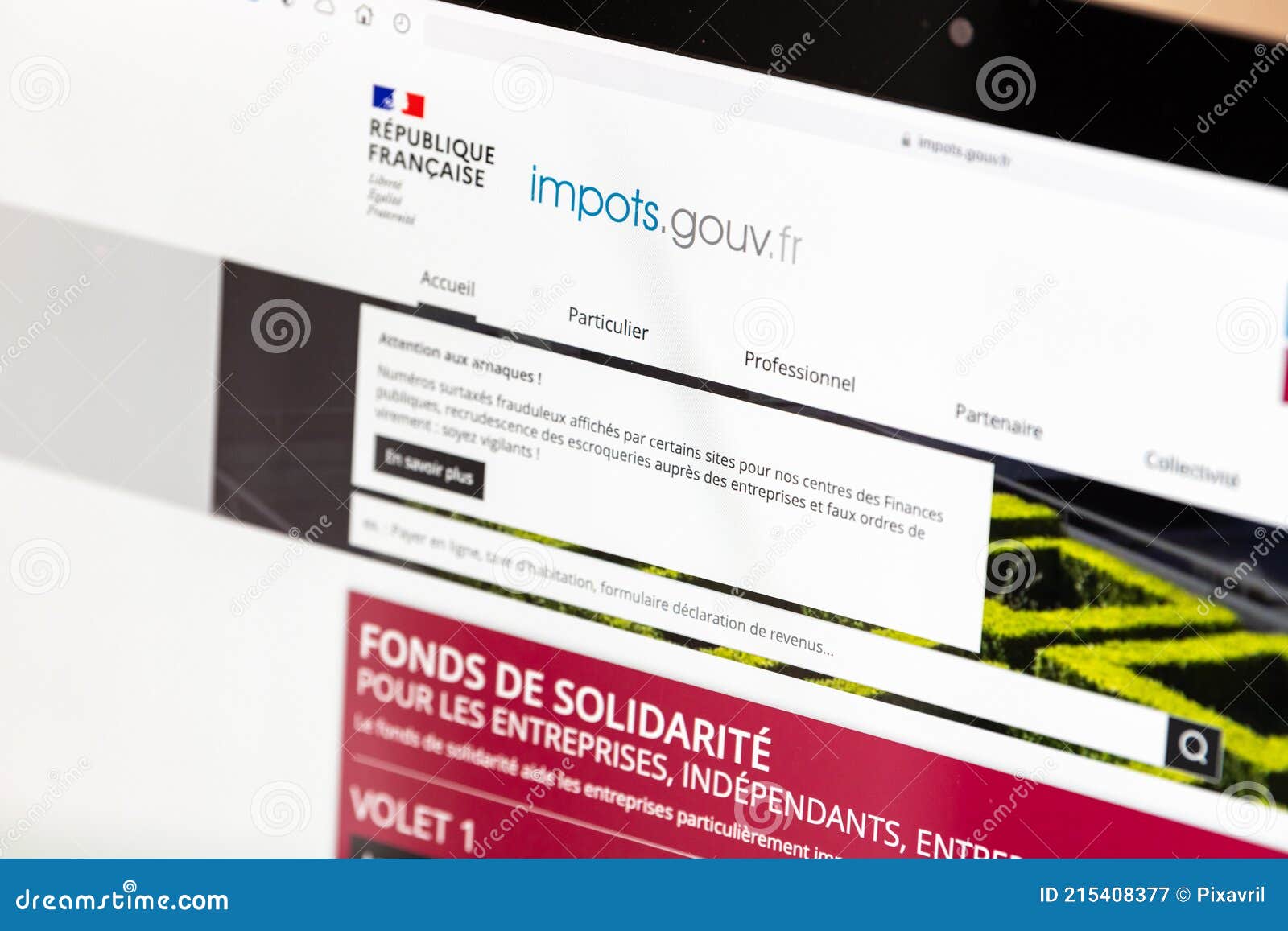 french-tax-website-on-a-computer-french-people-are-invited-to-file