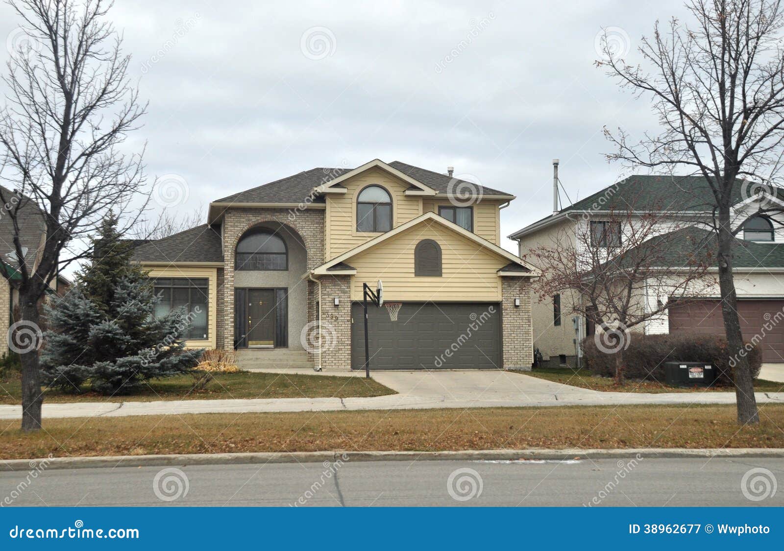 Frente De La Casa Con Un Garaje Imagen de archivo - Imagen de