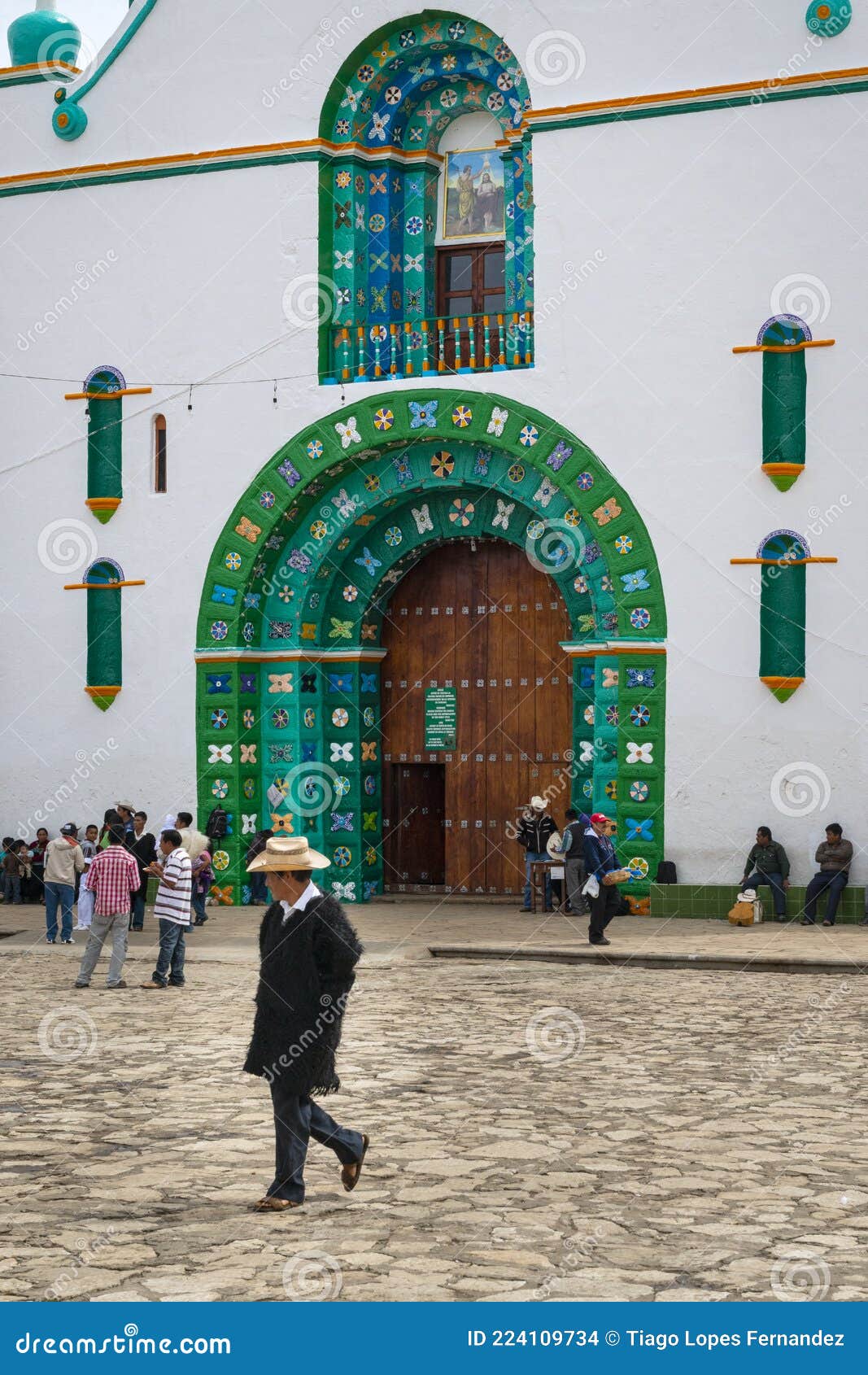 Frente a La Iglesia En El Pueblo De San Juan Chamula En Chiapas Imagen de  archivo editorial - Imagen de color, iglesia: 224109734