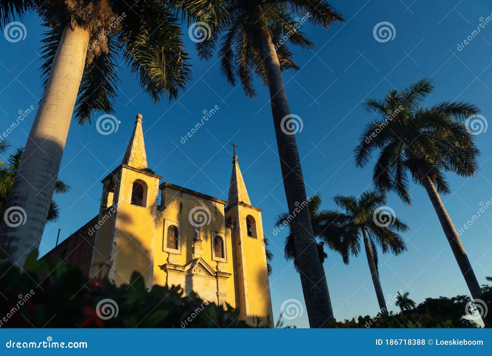 Frente a La Iglesia Santa Ana Enmarcada Por Palmeras Durante La Puesta De Sol Merida Yucatan México Foto de archivo - Imagen de despejado, iglesia: 186718388 Frente a La Iglesia Santa Ana Enmarcada Por Palmeras Durante La Puesta De Sol Merida Yucatan México Foto de archivo - Imagen de despejado, iglesia: 186718388