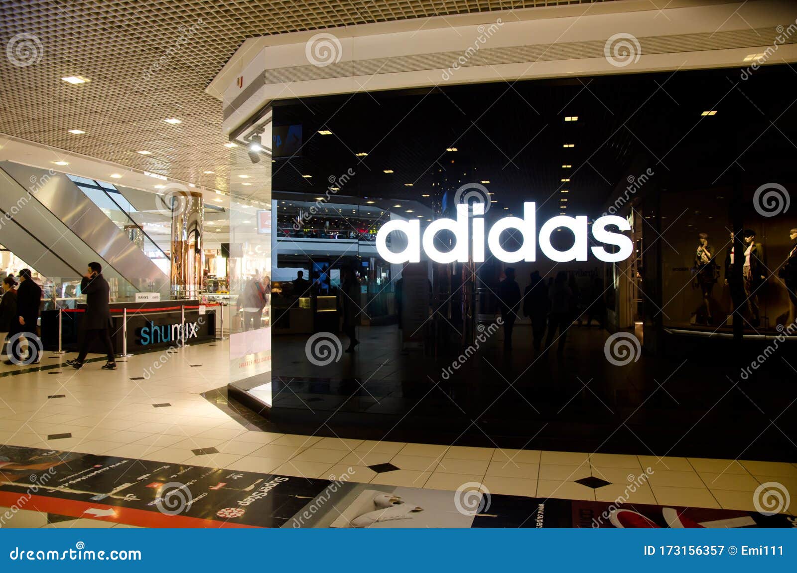 Frente a La Tienda Adidas En Comercial Cevahir En Estambul, Centro Comercial Y Entretenimiento Interior Cevahir Fotografía editorial - Imagen de frente, adidas: 173156357