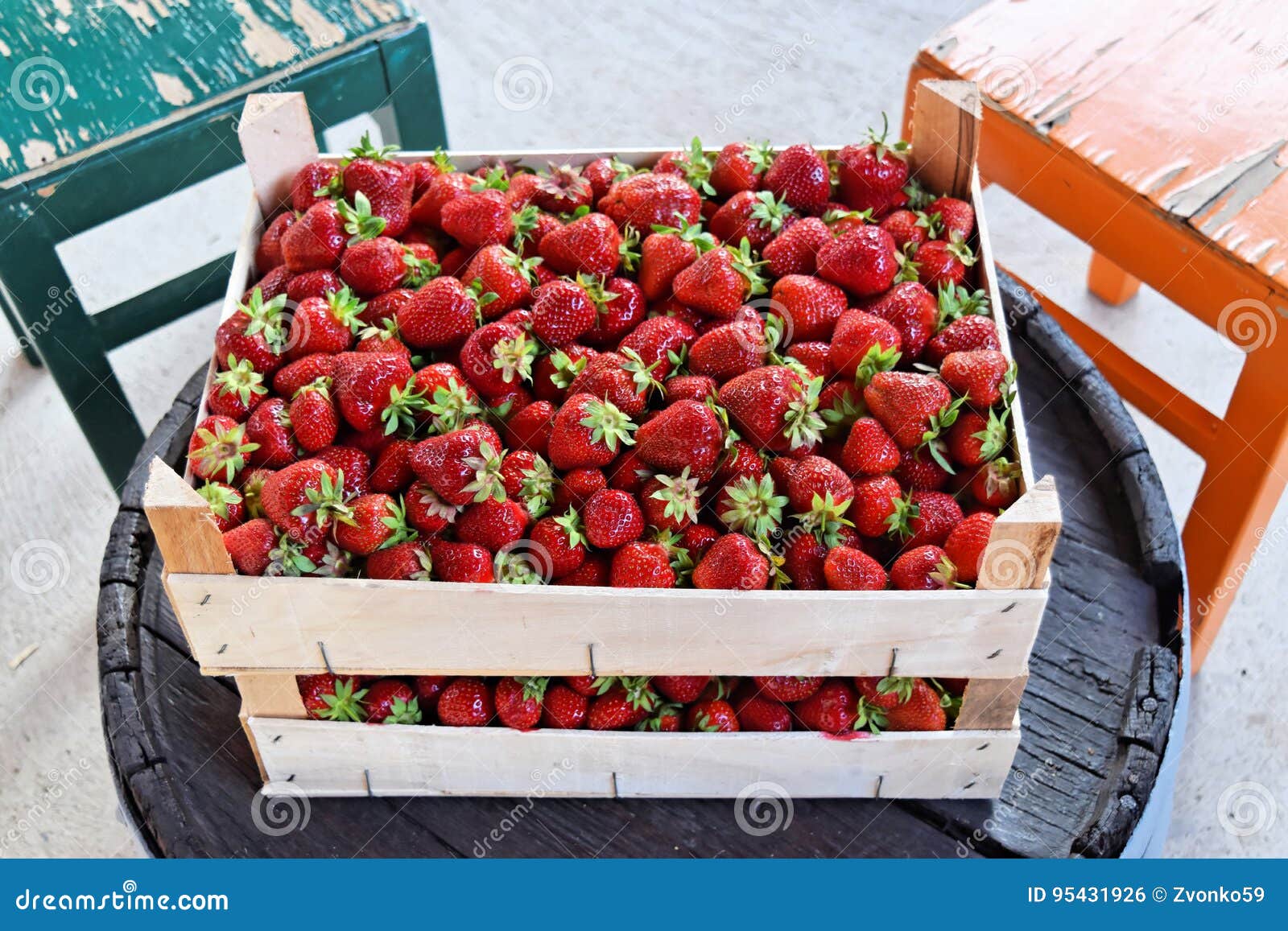 Fresas en cajas de madera foto de archivo. Imagen de cosecha - 95431926