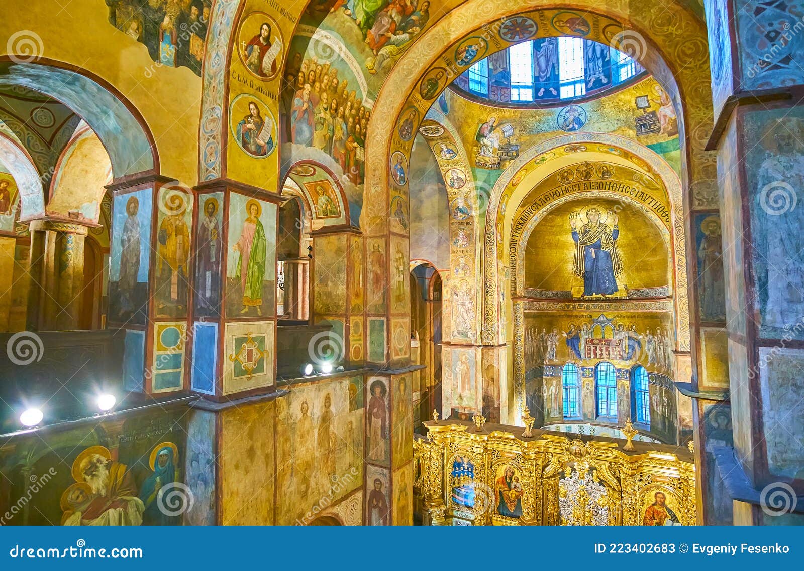 Frescos Bizantinos Medievales Y Mosaicos De La Catedral De San Sophia El 18  De Mayo En Kiev Ucrania Imagen de archivo - Imagen de modelo, pintura:  223402683