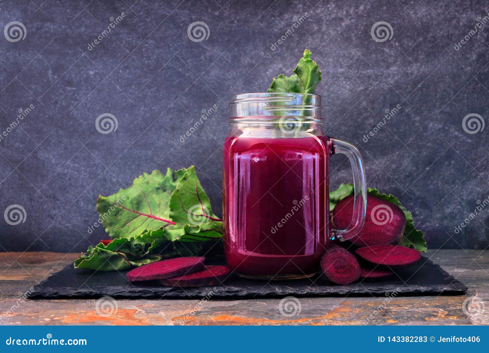 https://thumbs.dreamstime.com/z/fresh-beet-juice-mason-jar-glass-slate-platter-over-dark-background-143382283.jpg