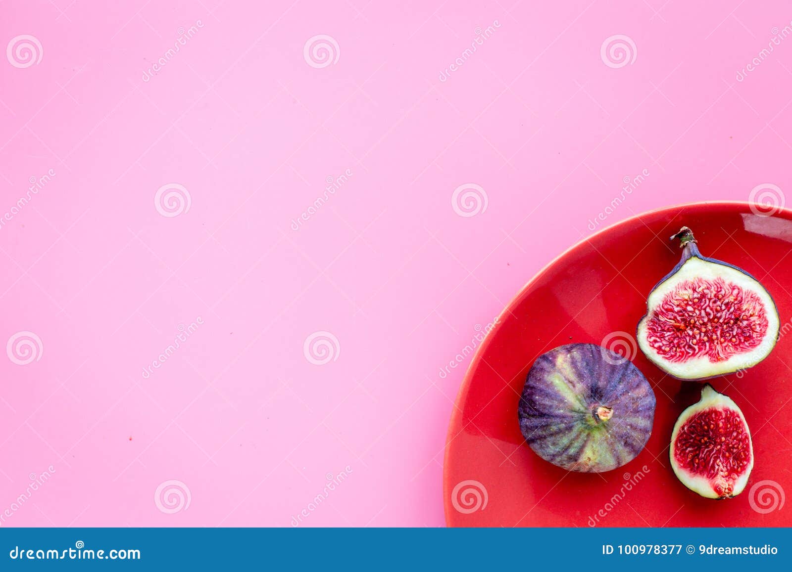Fresh Blue Figs on Plate on Pink Background Top View Copyspace Stock ...