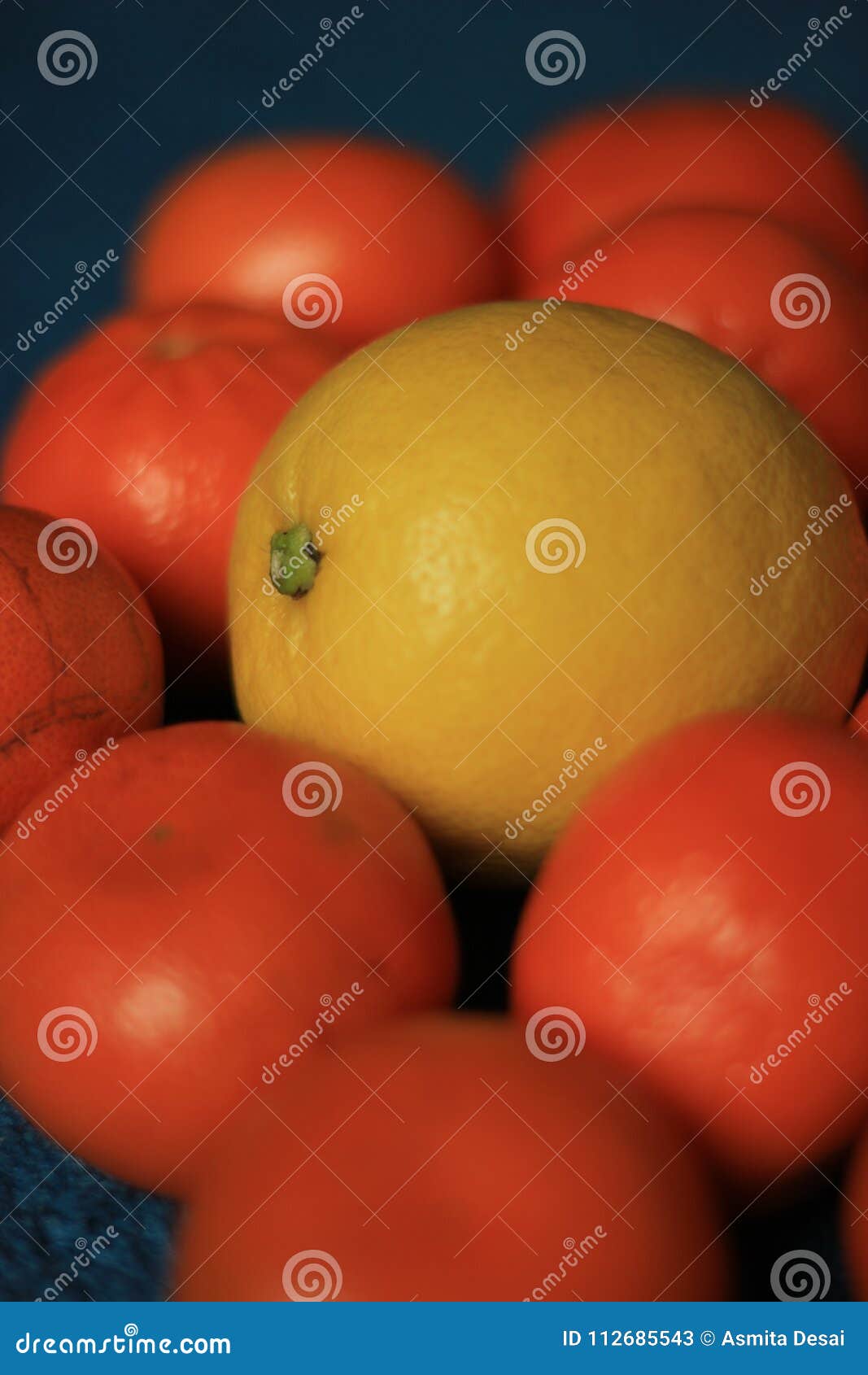 fresh juicy lemon in between clementine / easy-peelers