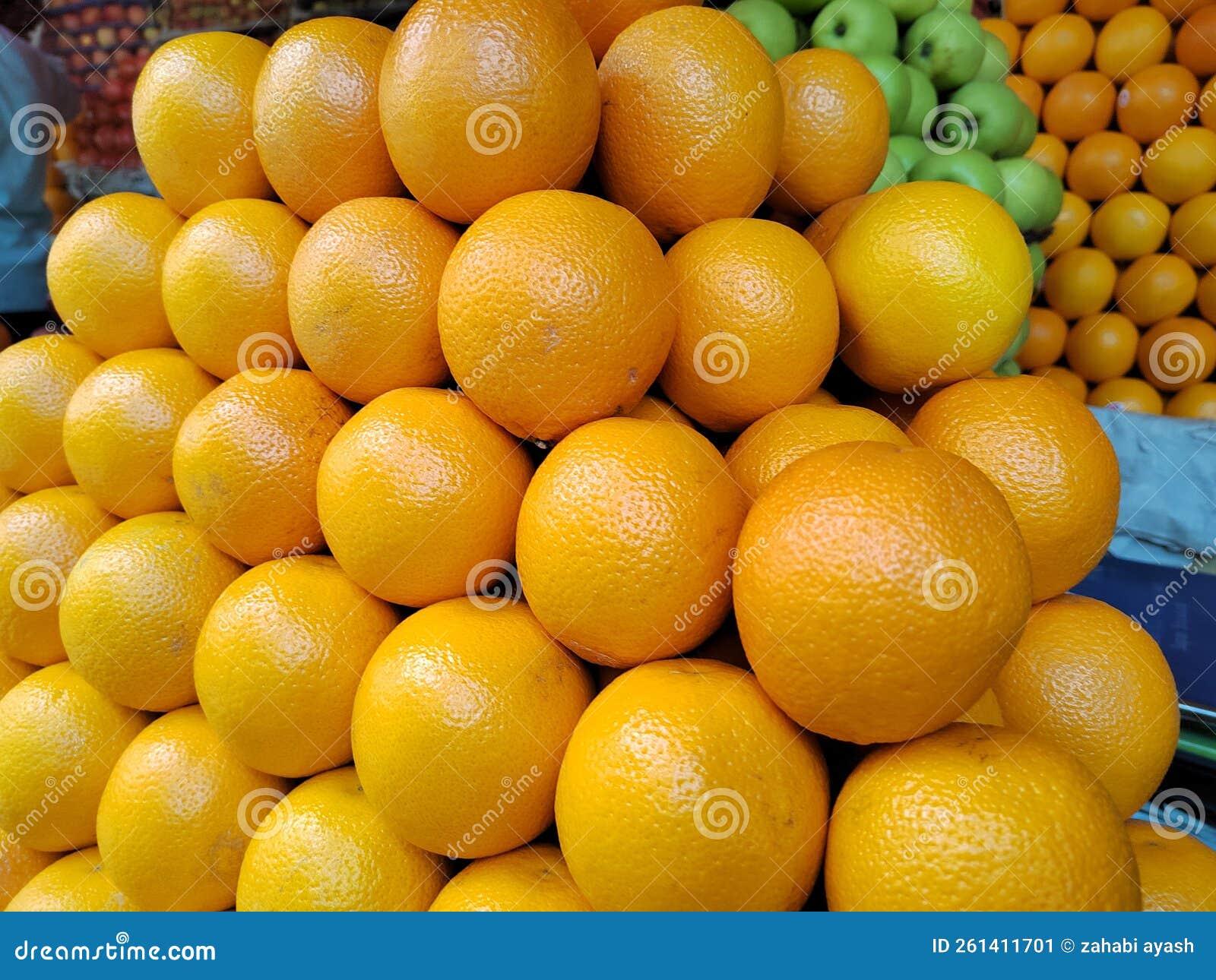 fresh oranges display on the store,fresh friuts display on the store
